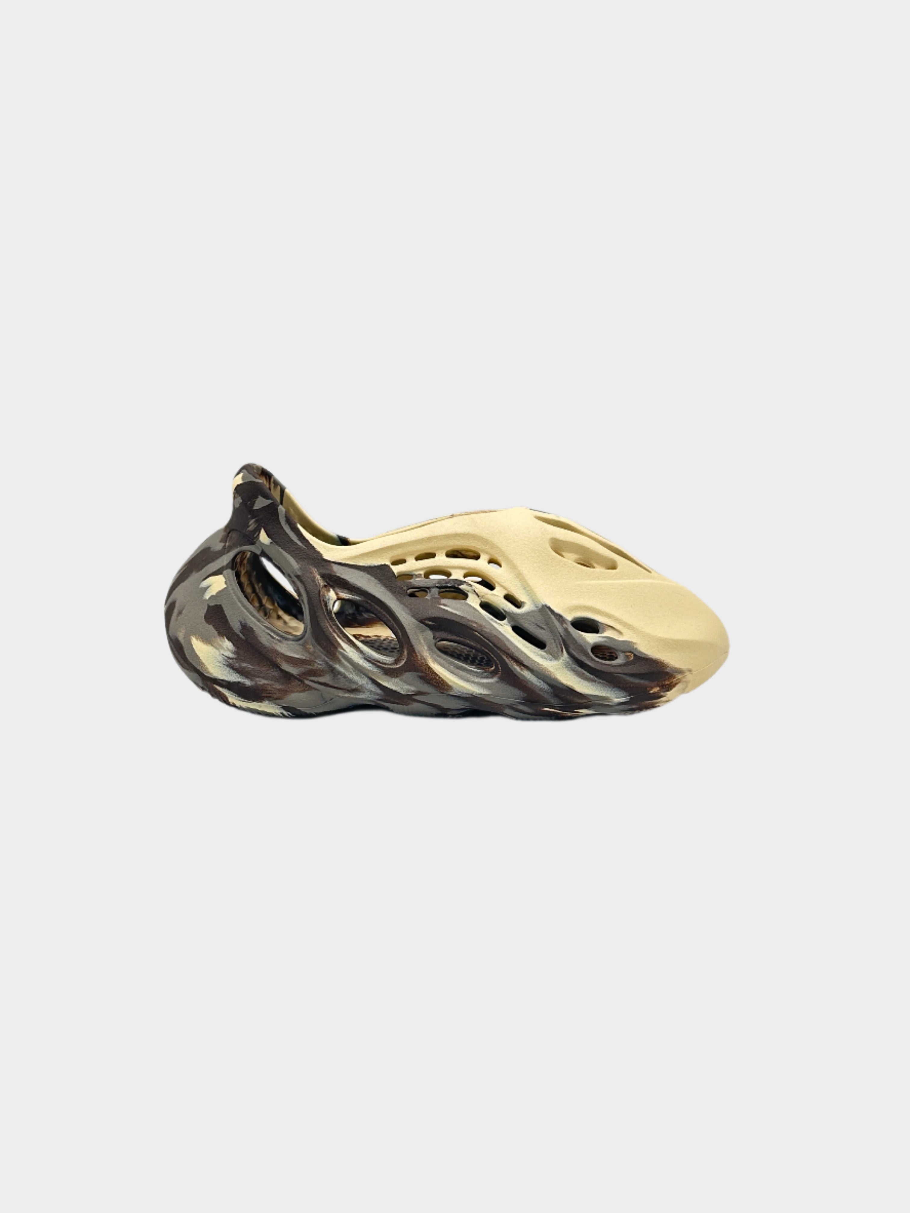  Scopri le Yeezy Foam Runner MX Cream Clay, sneakers leggere e traspiranti con colorazione marmorizzata e suola ergonomica. Comfort e stile unico