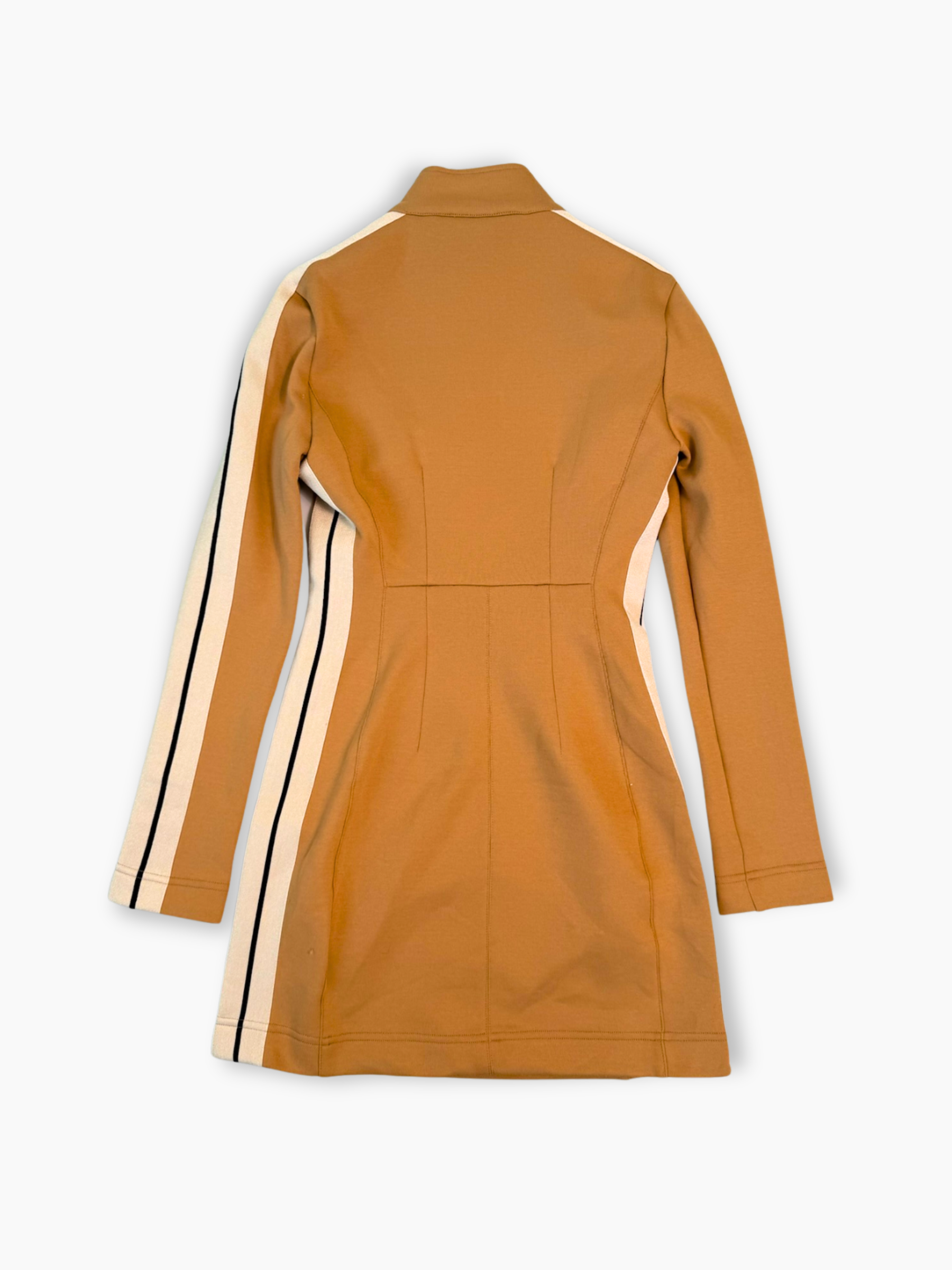 Dettaglio zip frontale e bande laterali dell’abito beige