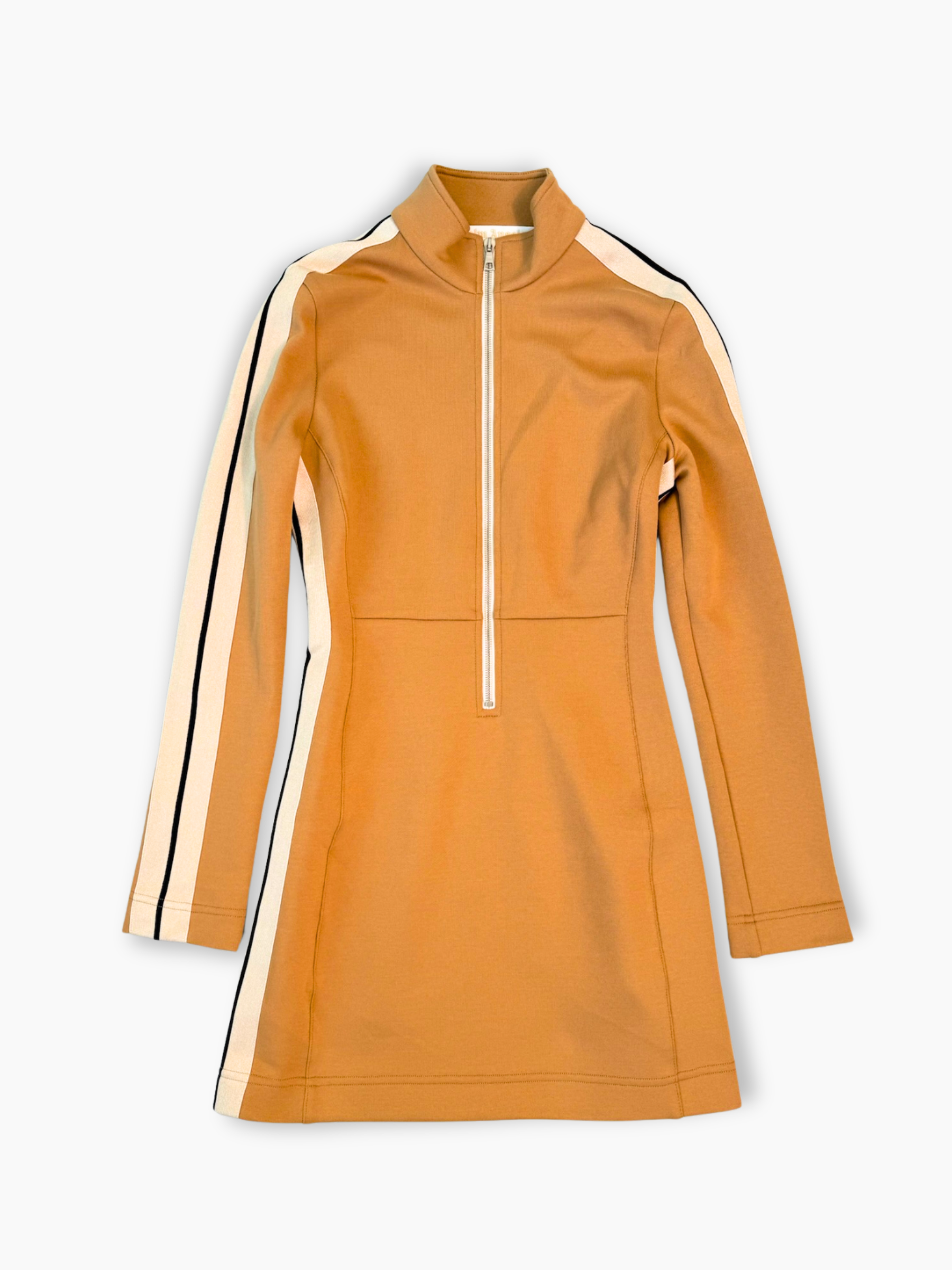 Abito beige con zip e bande laterali bianche e nere vista frontale