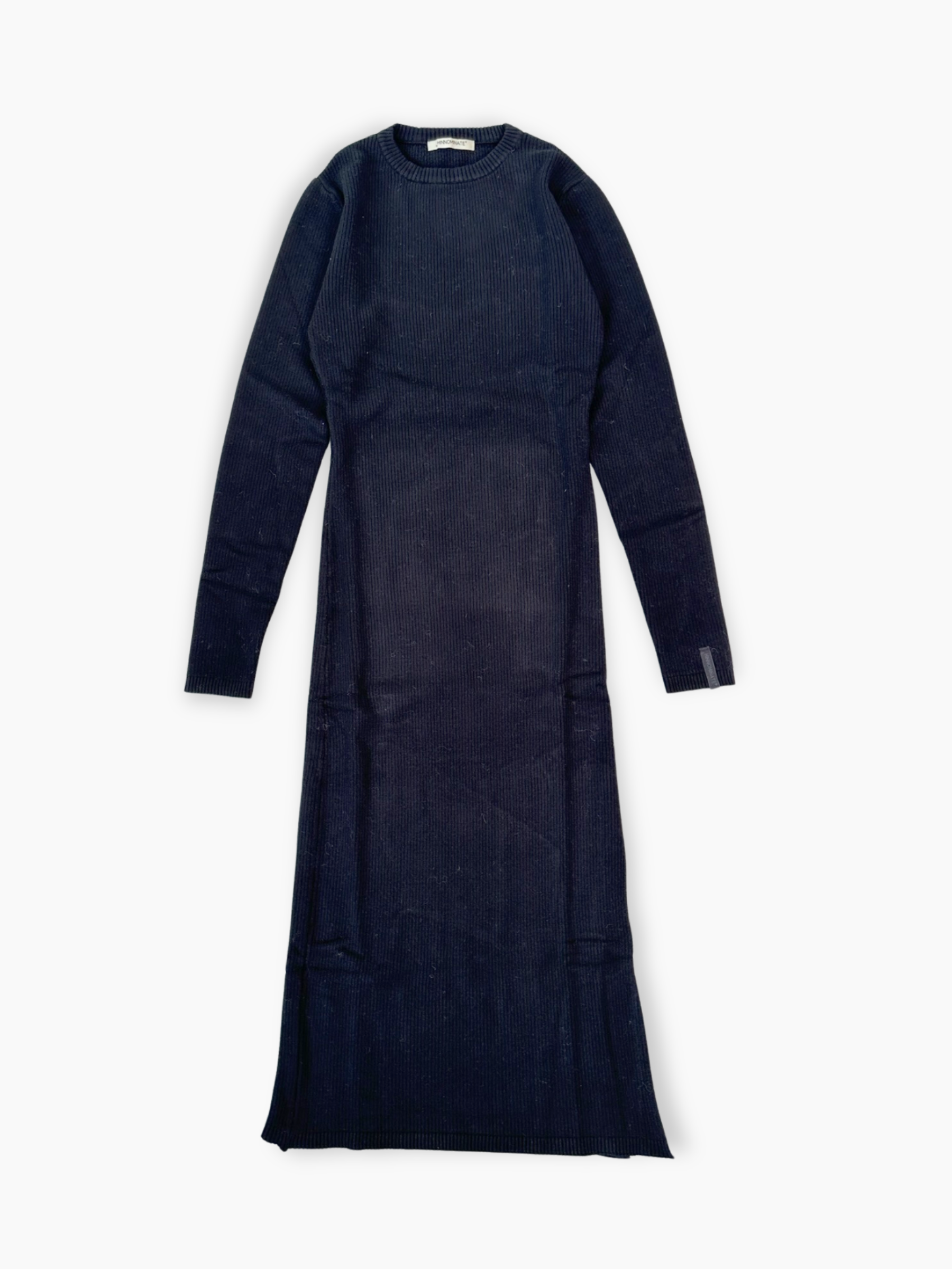 Abito nero lungo Hinnominate in maglia a costine con maniche lunghe e spacco laterale