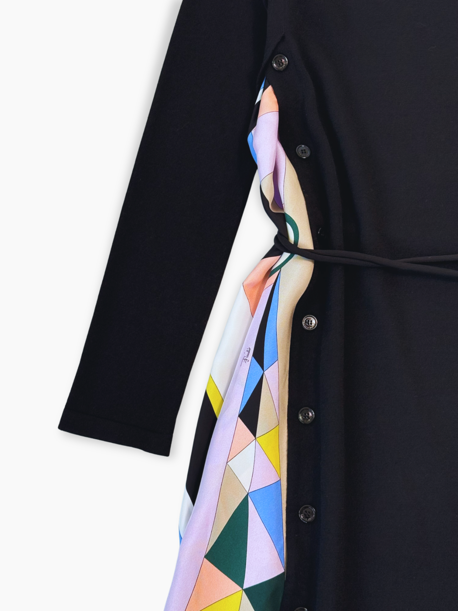 Dettaglio inserto laterale multicolor con bottoni dell’abito nero