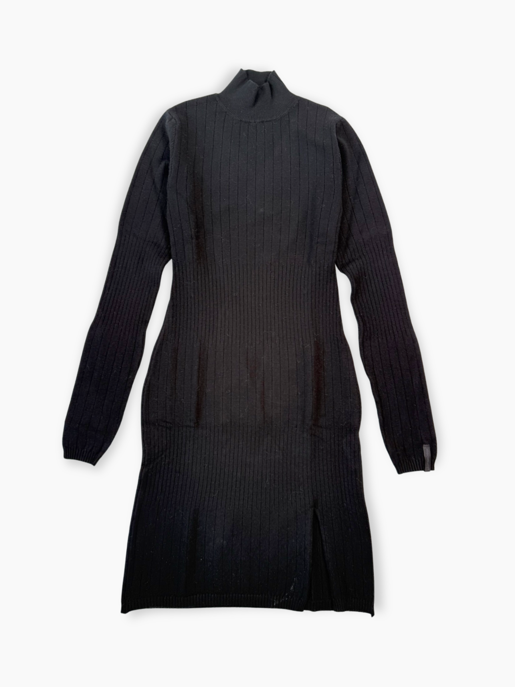 Abito nero in maglia a costine con collo alto vista frontale