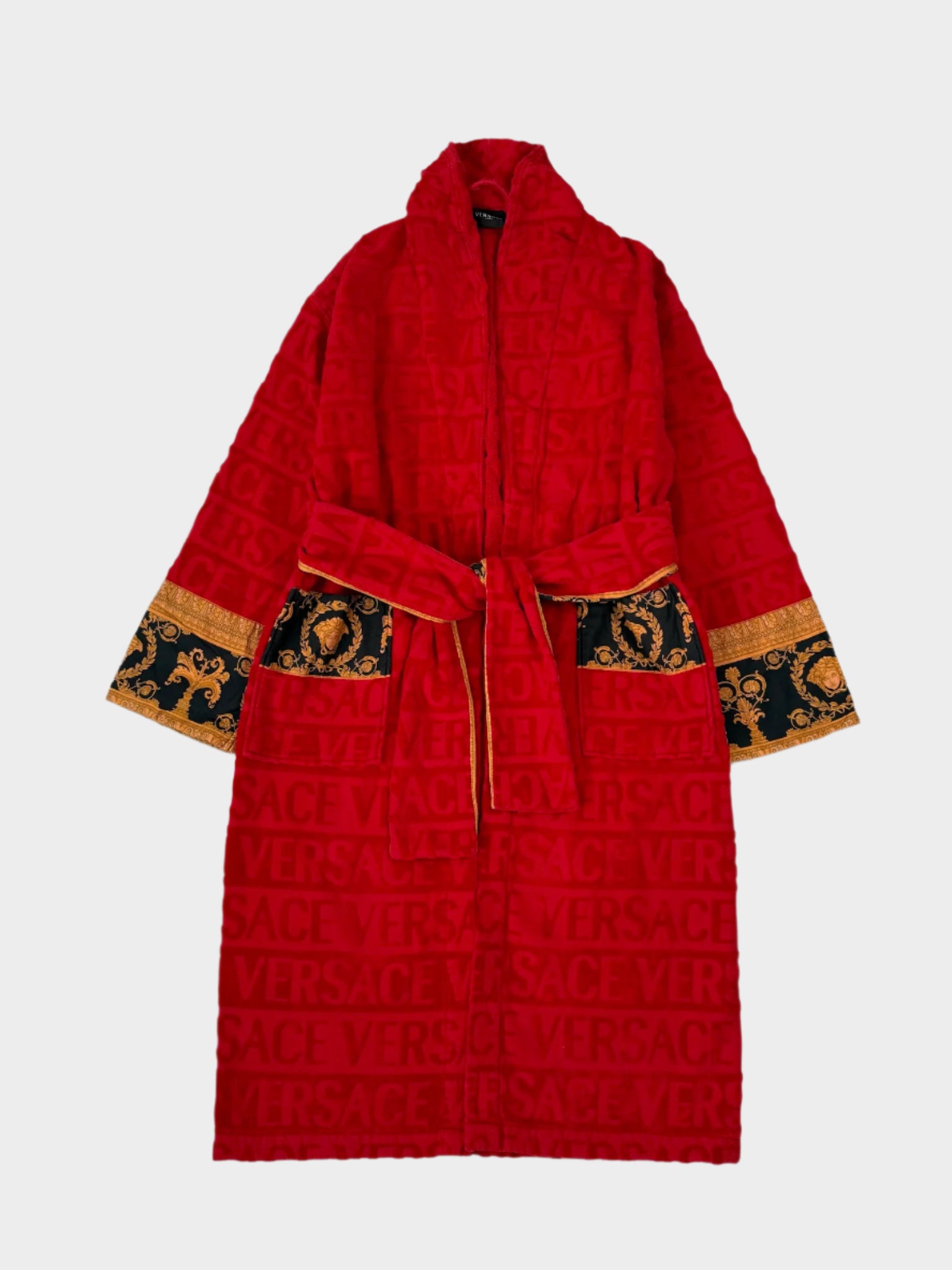 Accappatoio rosso Versace da uomo con logo all over e maniche barocche visto da fronte