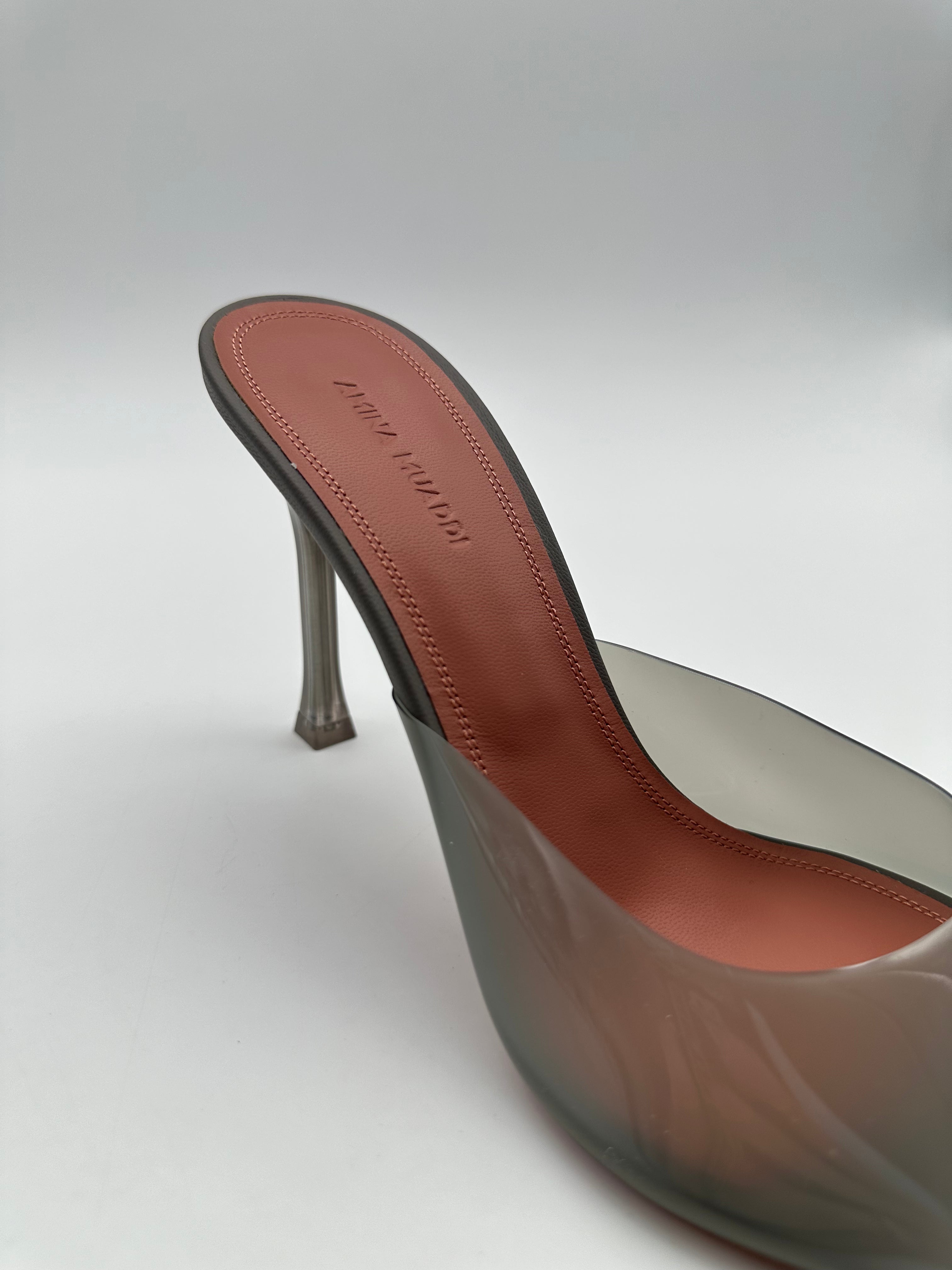 Alexa Glass Slipper open-toe in PVC trasparente con tacco stiletto in plexiglass da 9.5 cm.