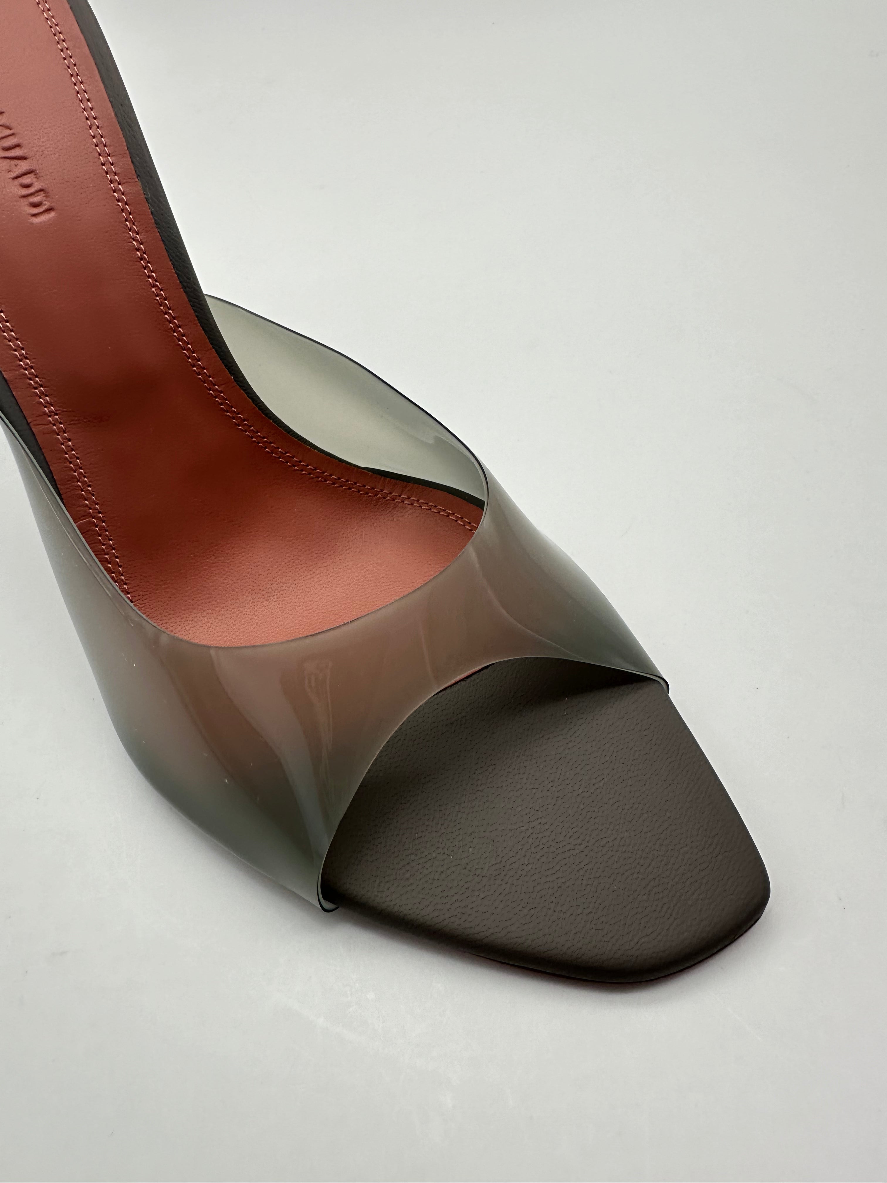 Alexa Glass Slipper open-toe in PVC trasparente con tacco stiletto in plexiglass da 9.5 cm.