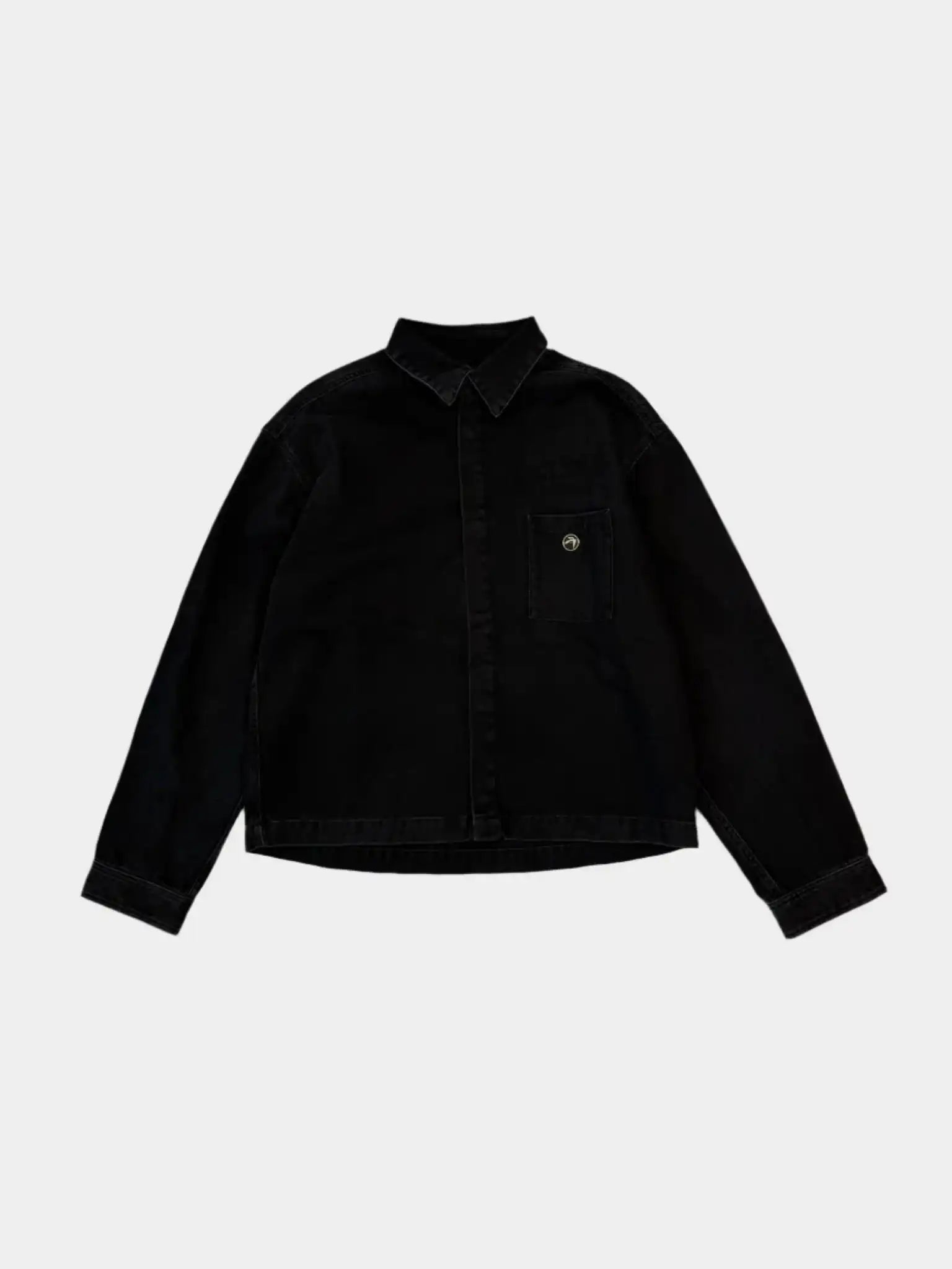 Vista frontale della camicia Ambush in denim nero con tasca frontale