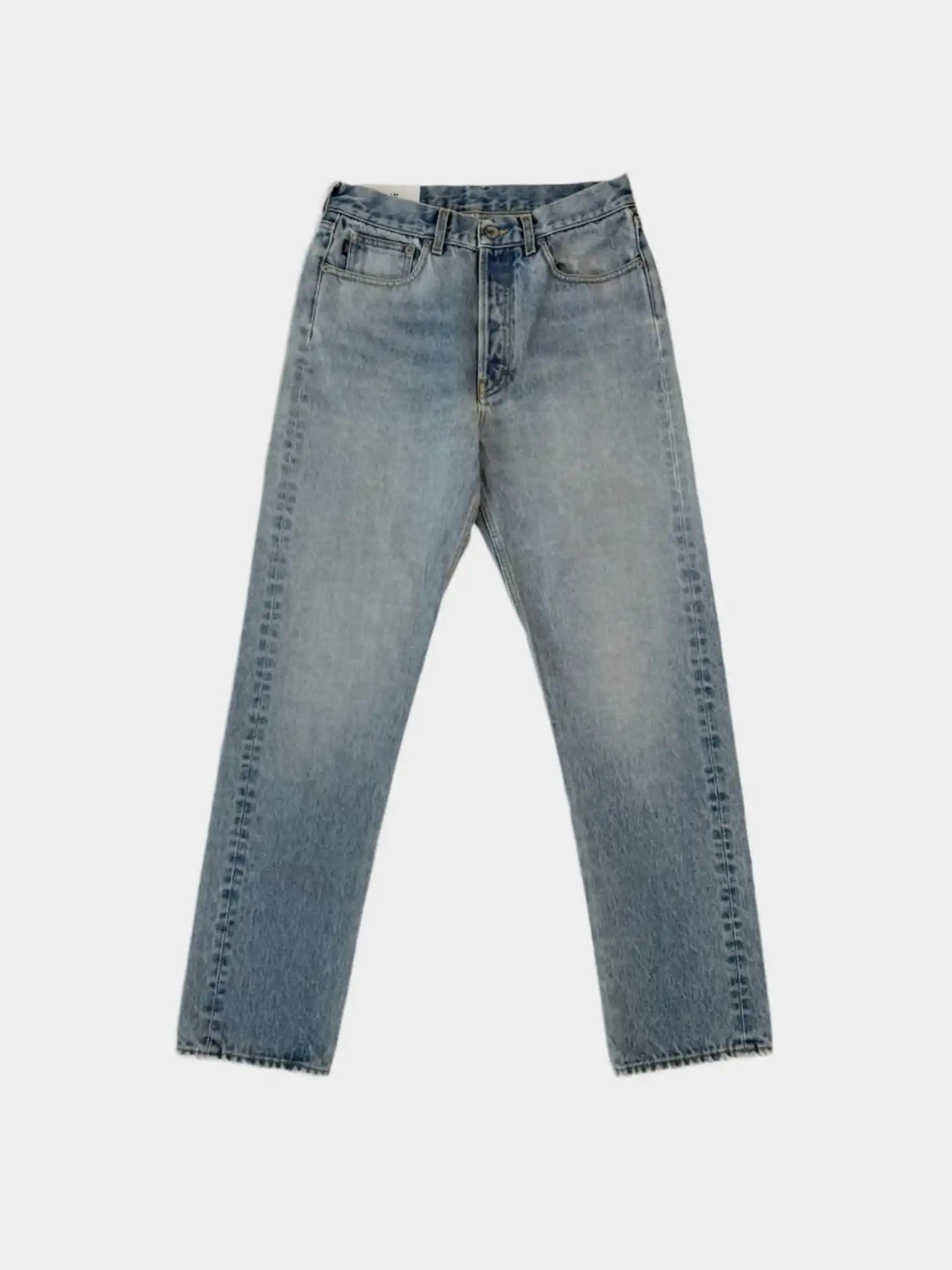 Vista frontale dei jeans Ambush azzurri in denim chiaro