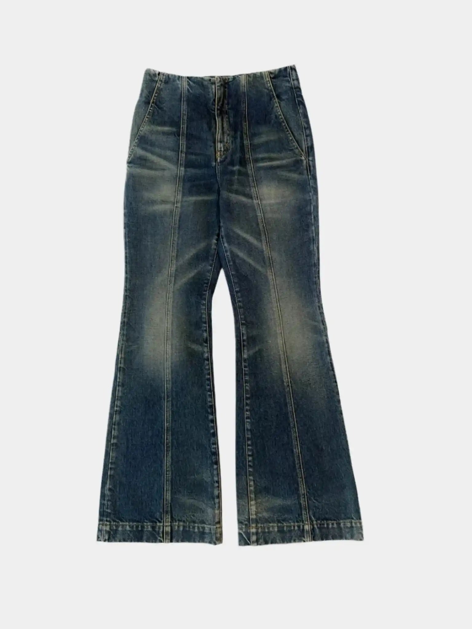 Vista frontale dei jeans Ambush a zampa in denim blu effetto vintage