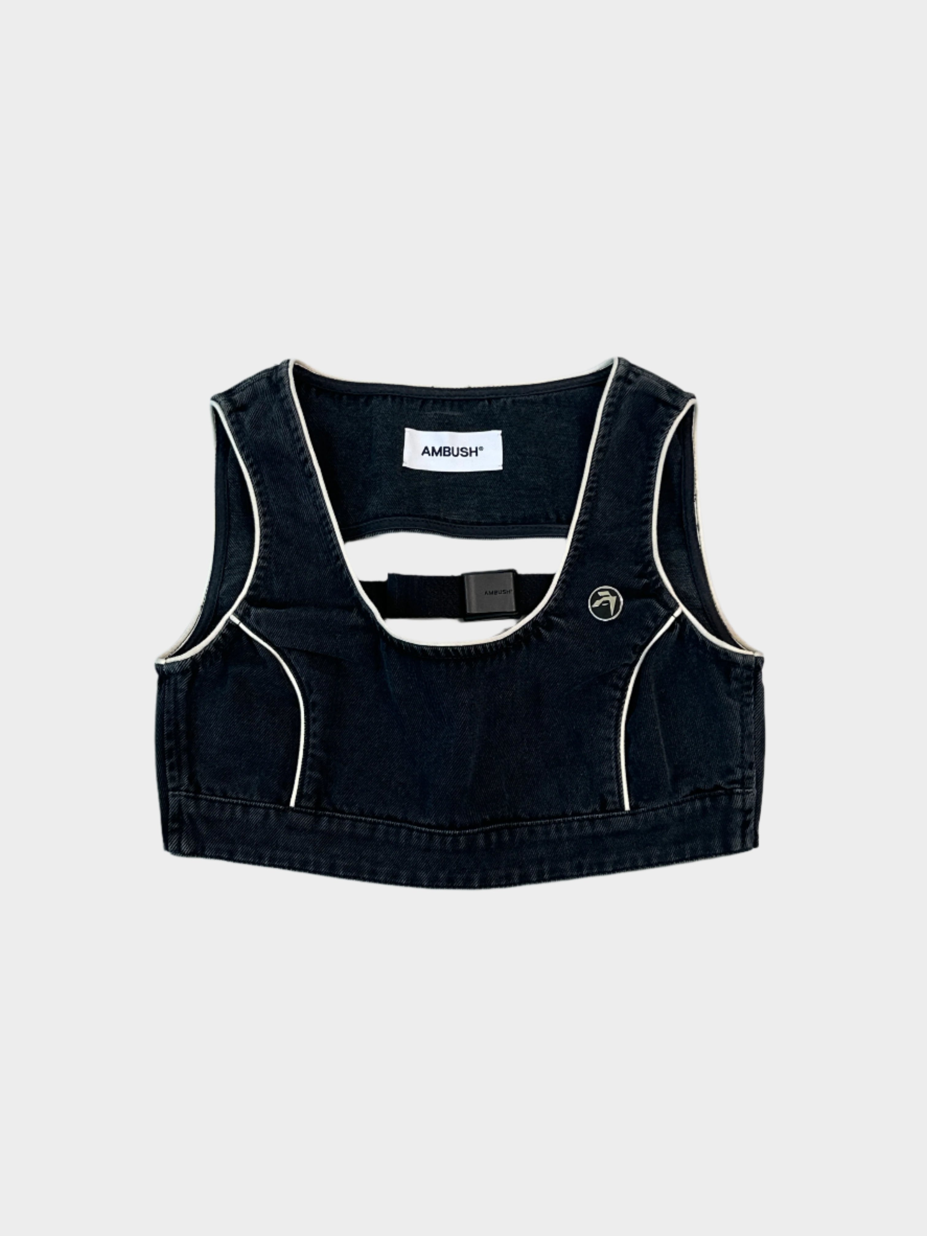 Top corto Ambush in denim nero con fibbia posteriore e bordi a contrasto

