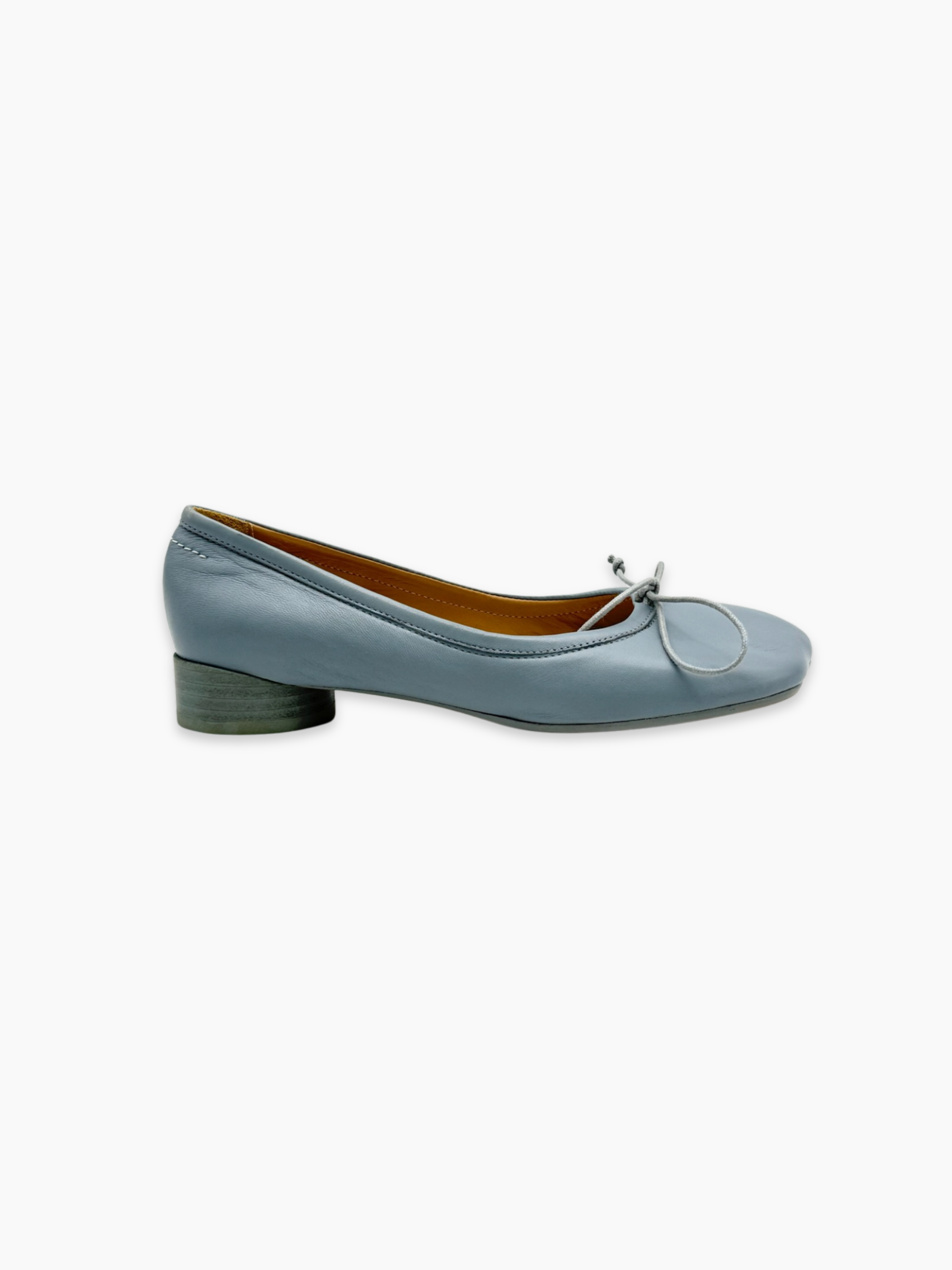 Ballerine Maison Margiela in pelle celeste con fiocco e tacco basso viste laterali