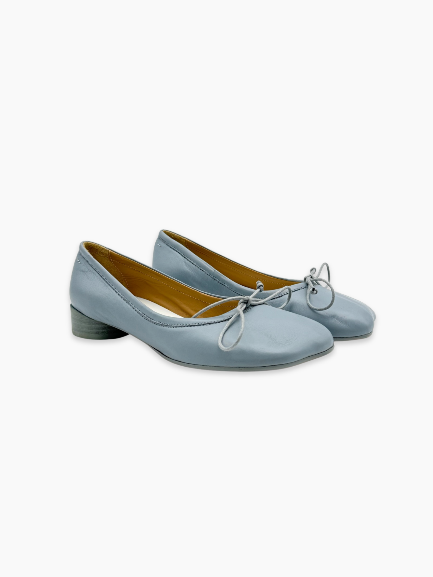 Ballerine Maison Margiela in pelle celeste con fiocco e tacco basso viste laterali