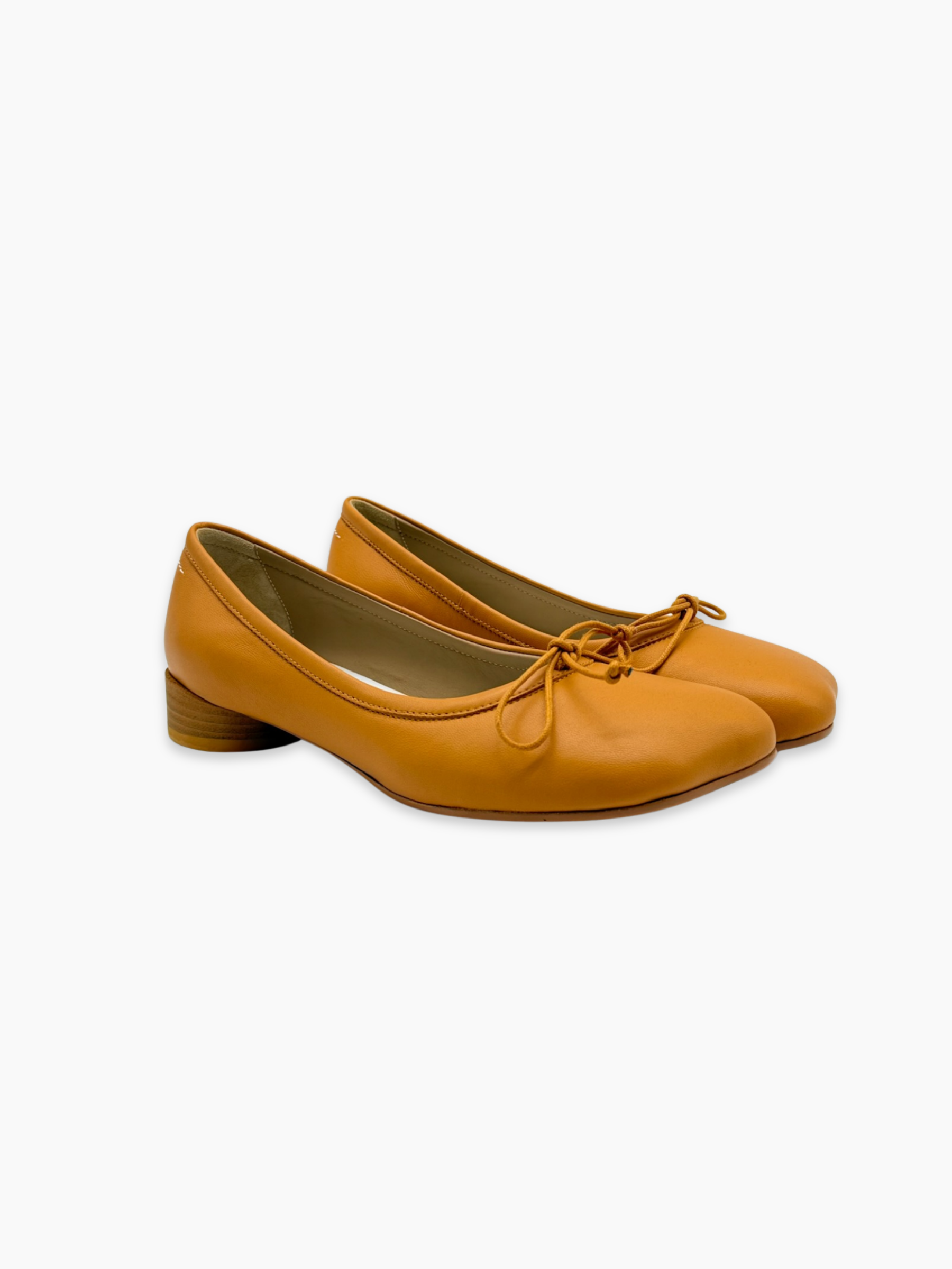 Ballerine Maison Margiela in pelle color ocra con fiocco viste laterali