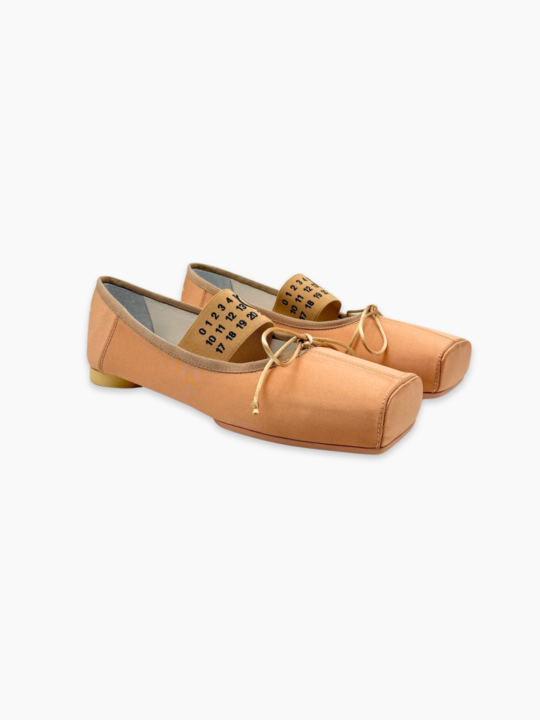 Ballerine Maison Margiela in tessuto rosa con etichetta numerica visibile e punta squadrata viste laterali