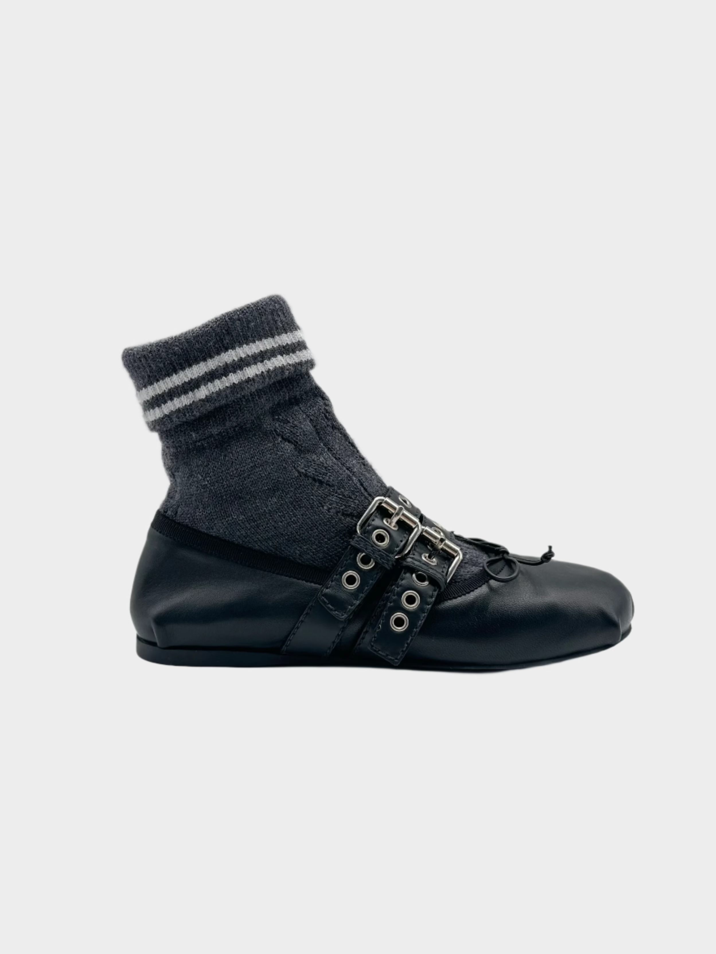 ballerine Miu Miu, scarpe con fibbia, ballerine con calza integrata, ballerine nere, moda urban donna, calzature particolari

