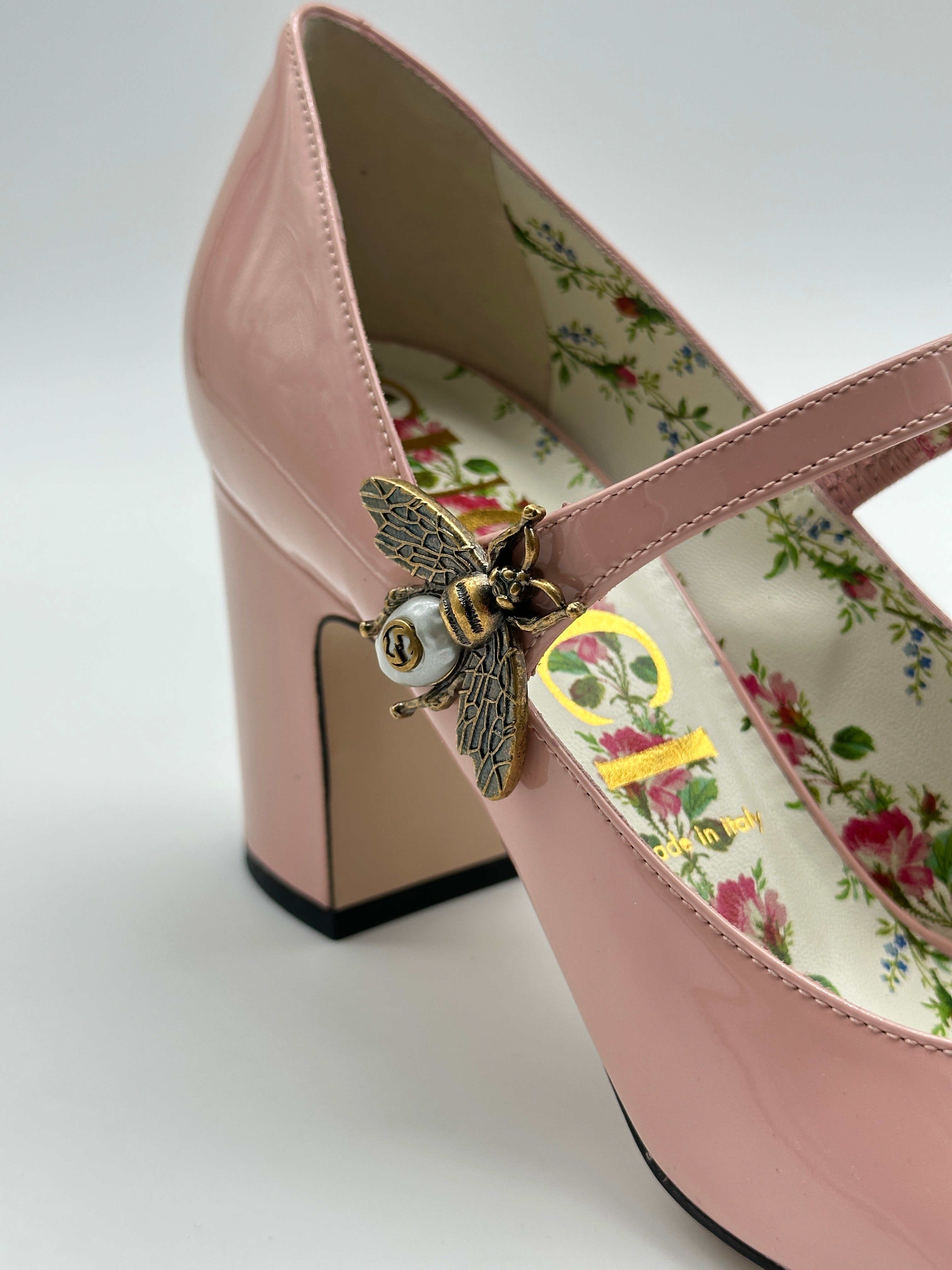 Bee Pink Heels con punta arrotondata, cinturino alla caviglia, logo metallico ape e tacco a blocco da 7 cm. Eleganza e lusso.