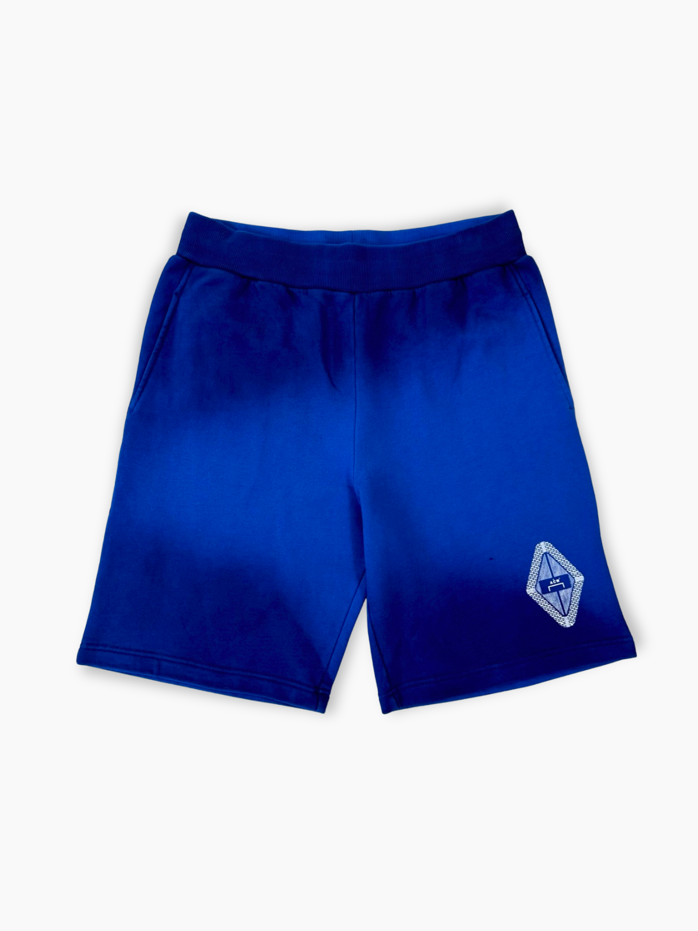 Bermuda blu A-COLD-WALL con logo geometrico bianco stampato sulla gamba