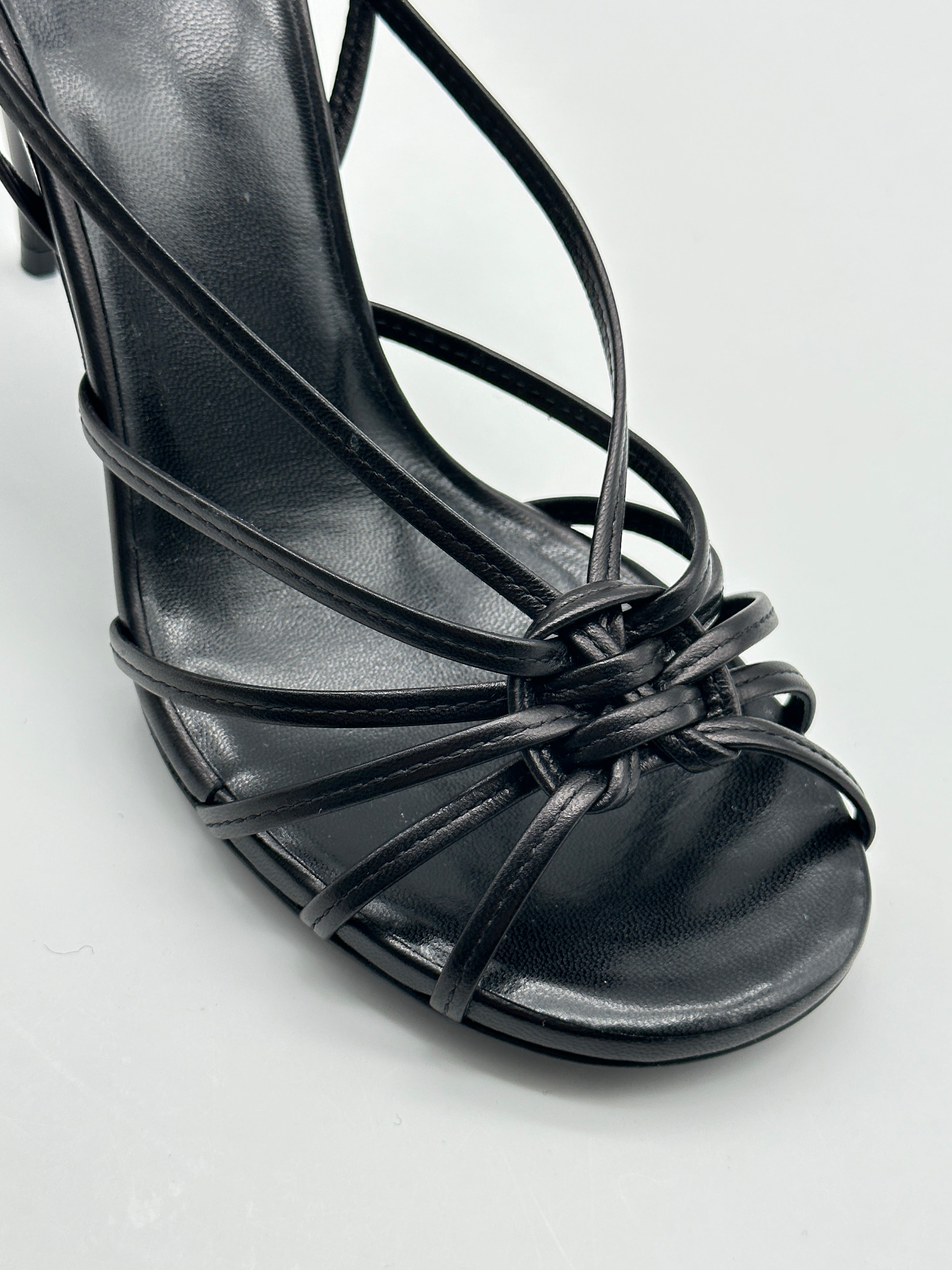 Black Heel Sandals in pelle con multi cinturini, nodo centrale e tacco 9 cm.