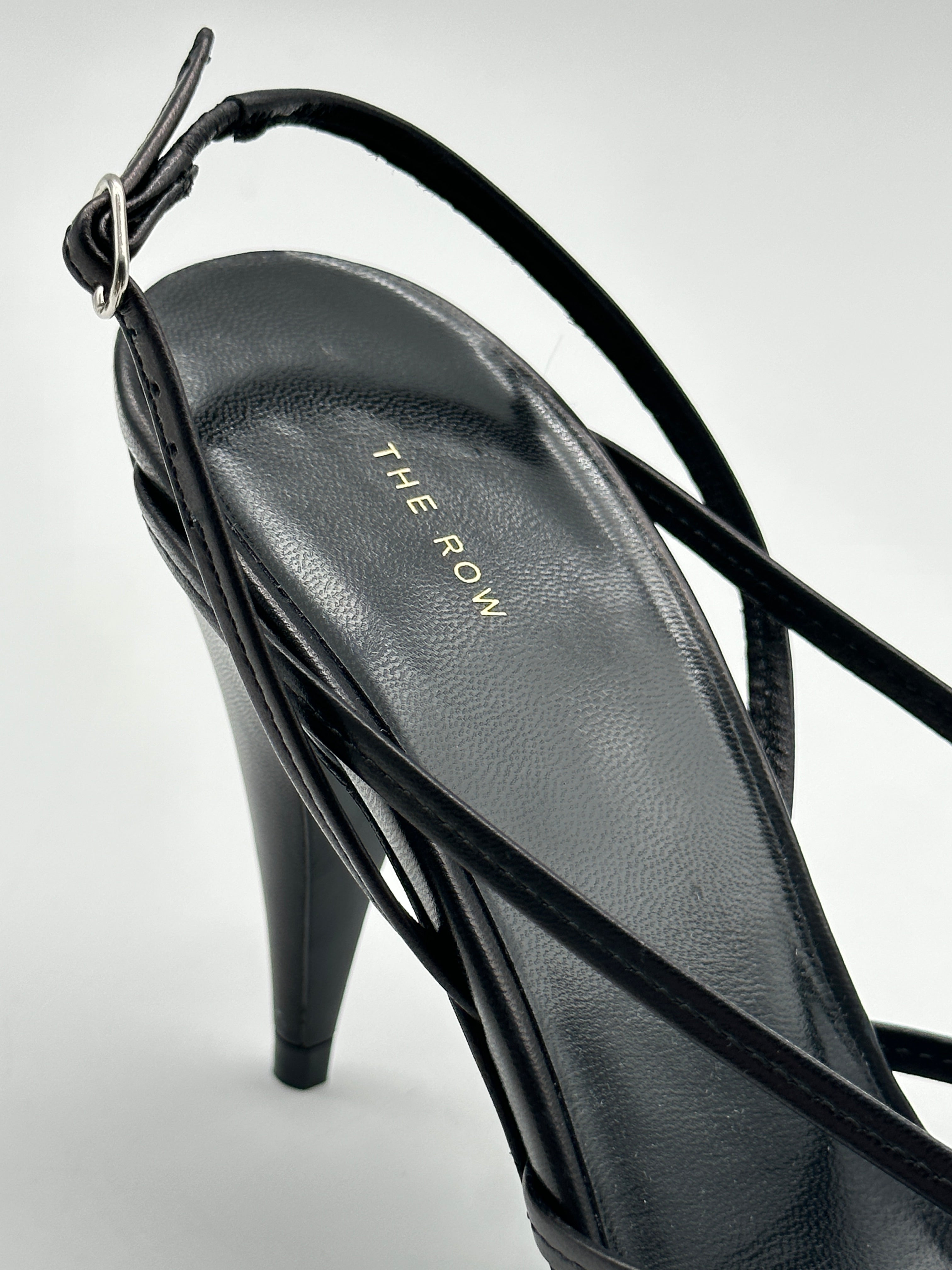 Black Heel Sandals in pelle con multi cinturini, nodo centrale e tacco 9 cm.