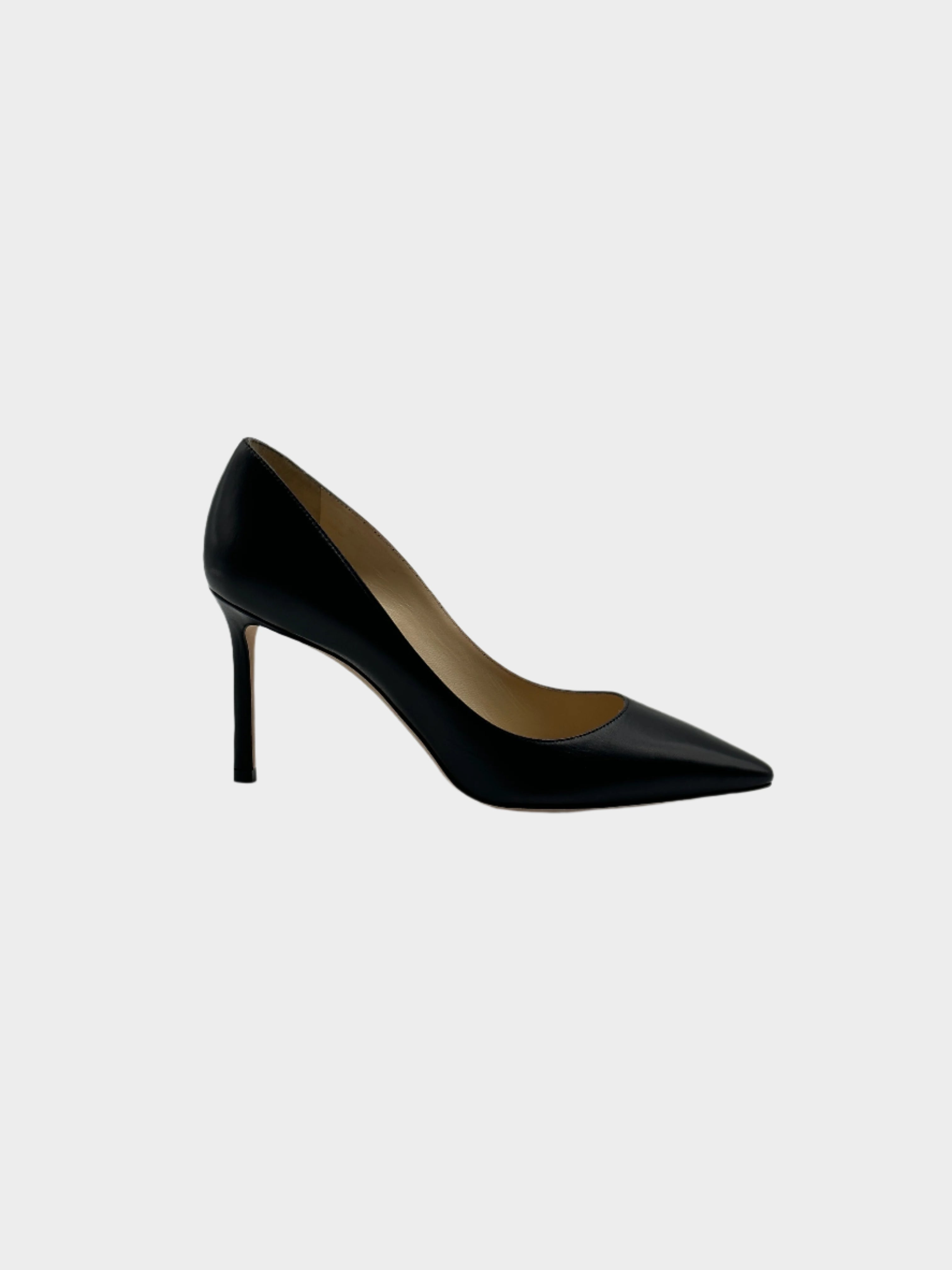 Black Leather Pumps con punta affusolata, tacco a stiletto di 8,5 cm e suola in pelle. Eleganza e comfort in un design raffinato.