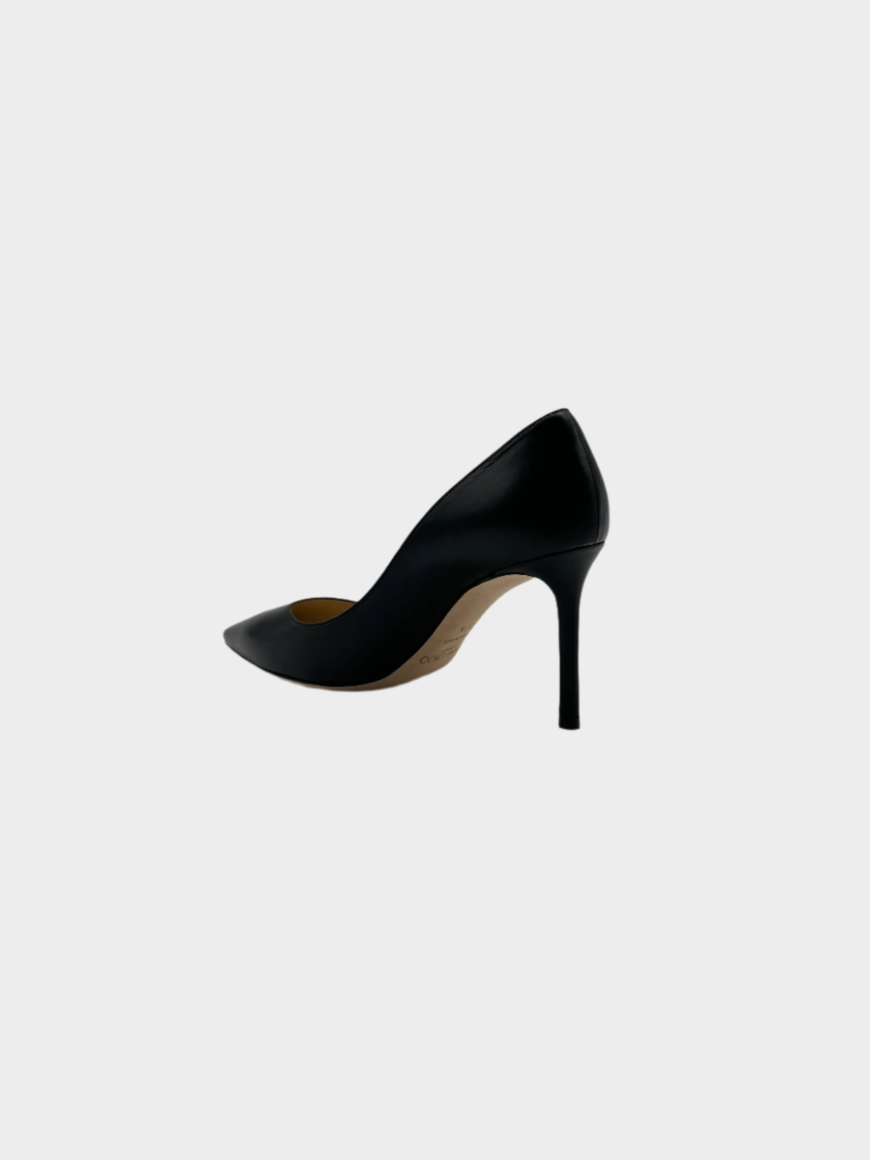 Black Leather Pumps con punta affusolata, tacco a stiletto di 8,5 cm e suola in pelle. Eleganza e comfort in un design raffinato.