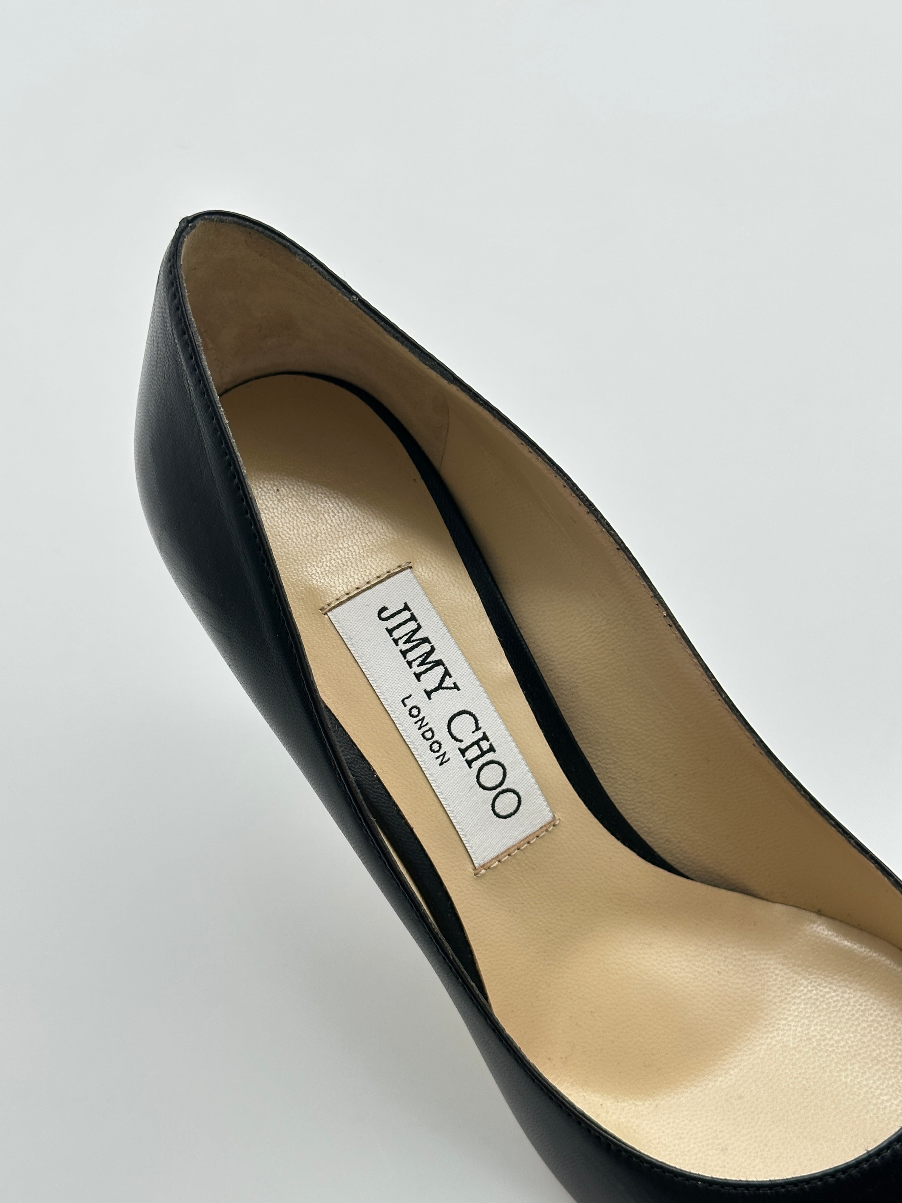 Black Leather Pumps con punta affusolata, tacco a stiletto di 8,5 cm e suola in pelle. Eleganza e comfort in un design raffinato.