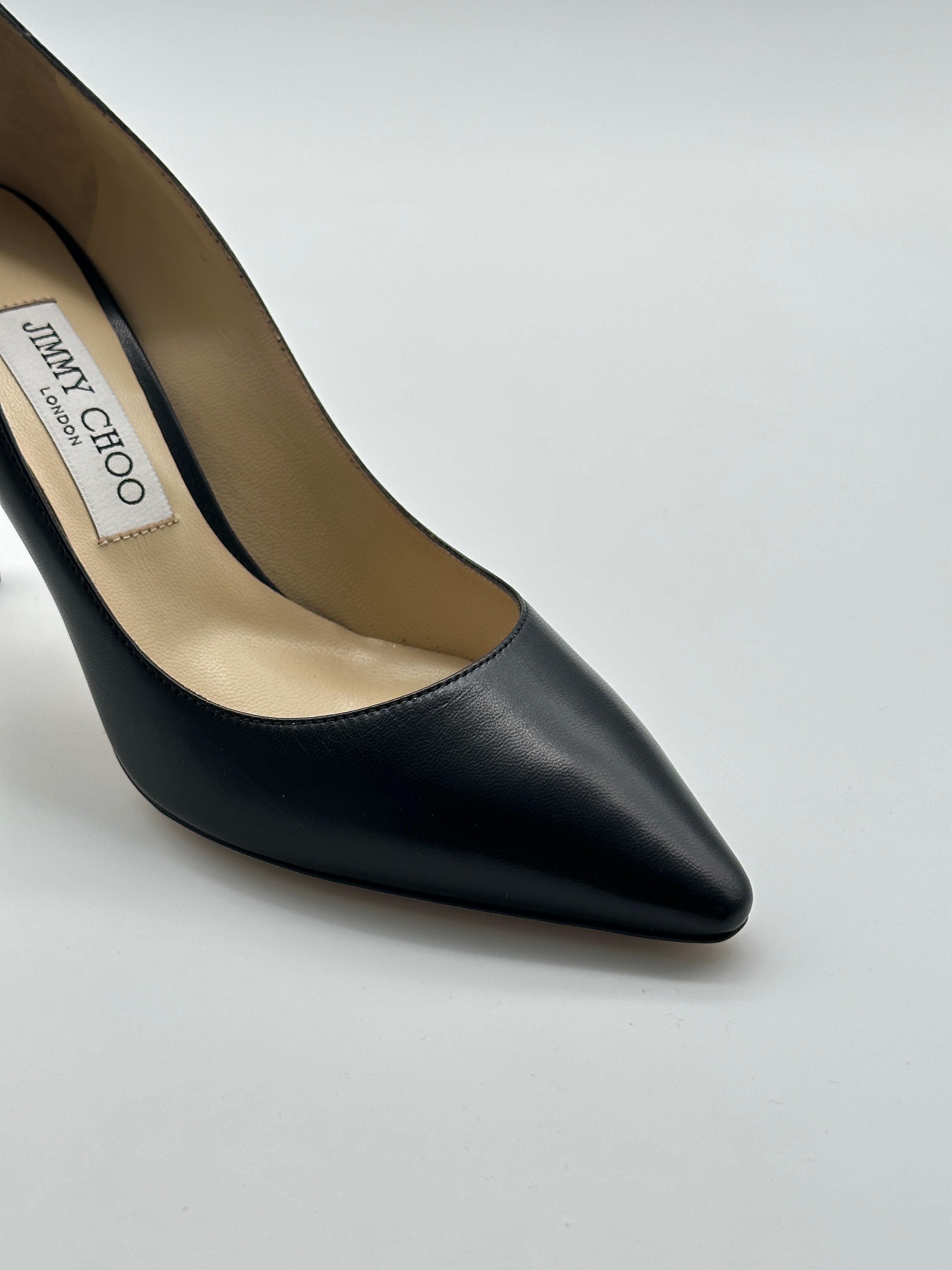 Black Leather Pumps con punta affusolata, tacco a stiletto di 8,5 cm e suola in pelle. Eleganza e comfort in un design raffinato.