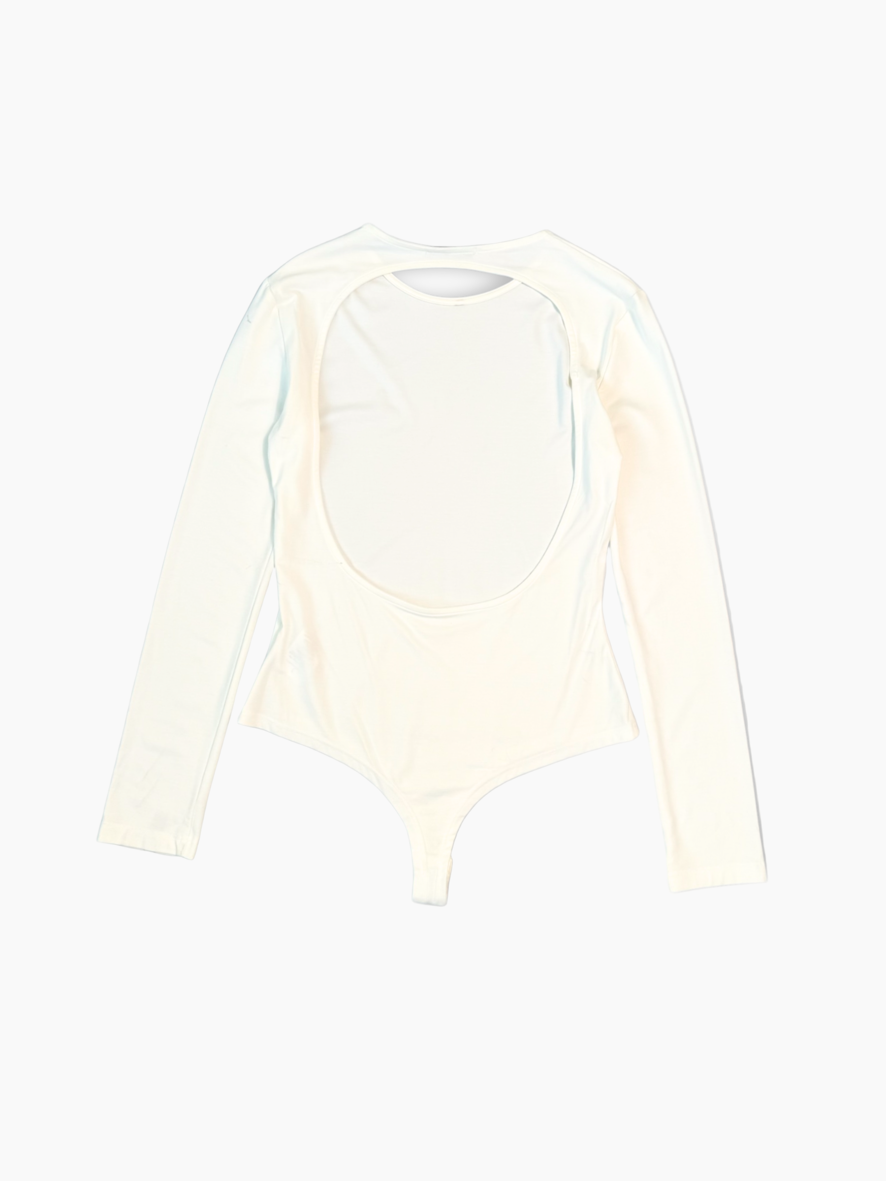 Dettaglio scollo rotondo del body bianco a maniche lunghe