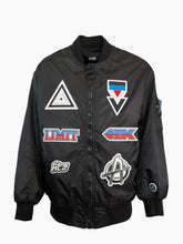 Bomber nero con applicazioni patch geometriche e logo vista frontale