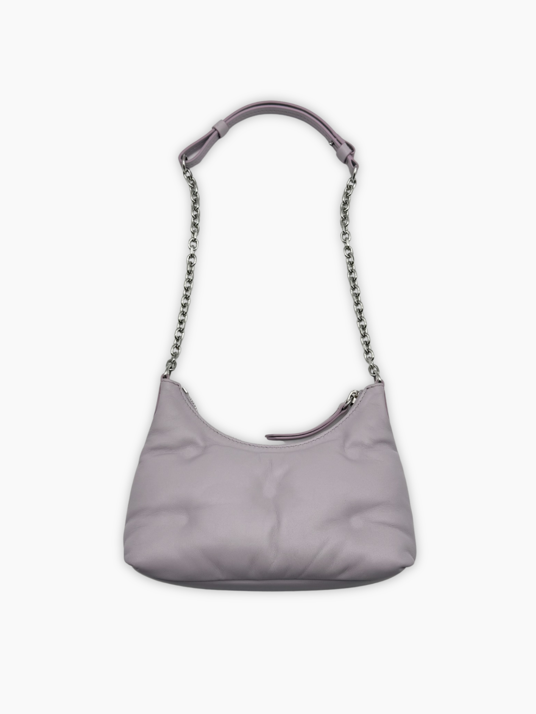 Dettaglio logo numerico Maison Margiela su borsa lilla