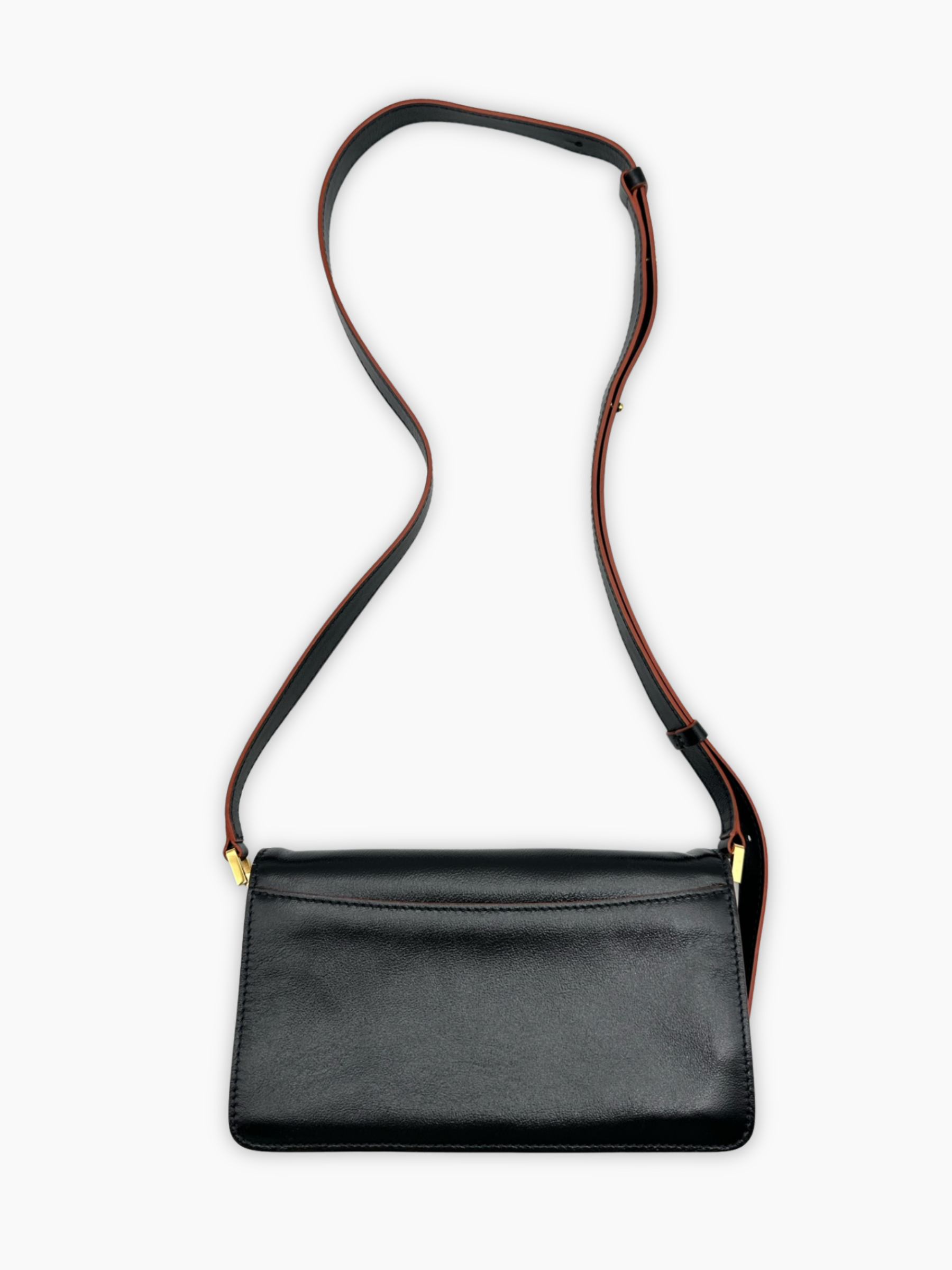 Borsa Trunk Marni in pelle nera con profili arancioni vista laterale con dettagli della tracolla