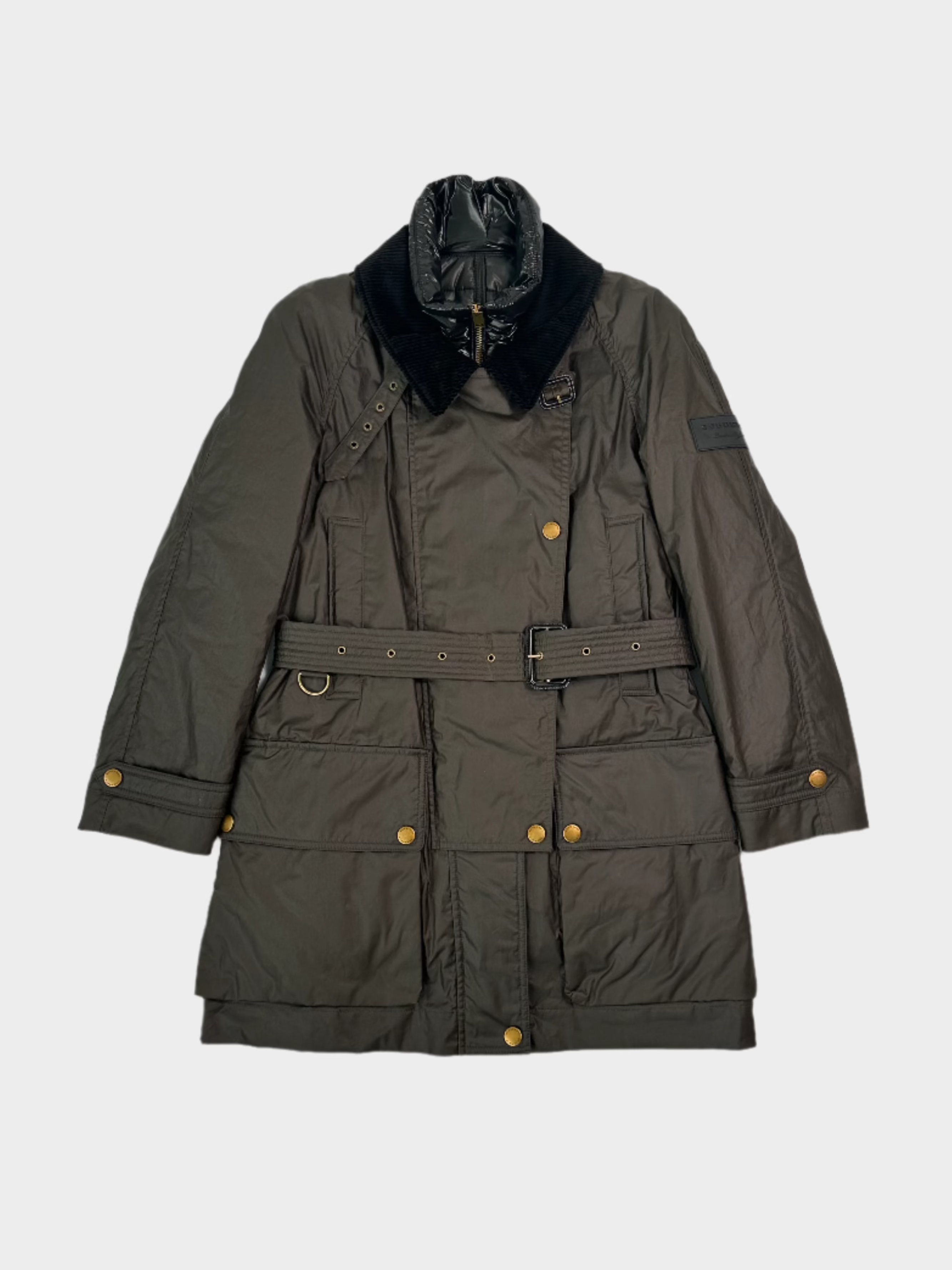 Vista frontale del cappotto Burberry marrone con cintura e colletto in montone

