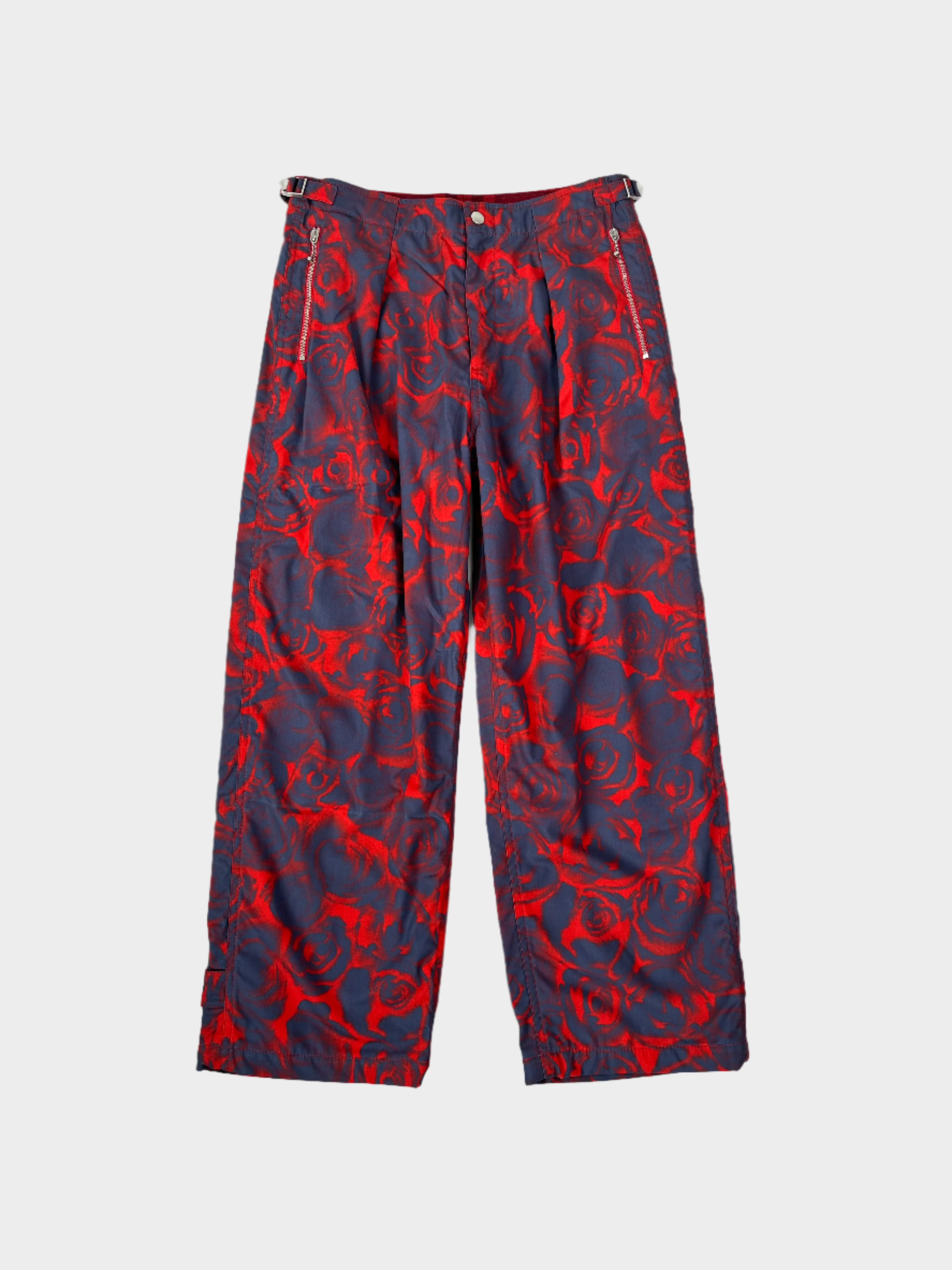 Vista frontale dei pantaloni Burberry con fantasia astratta rossa