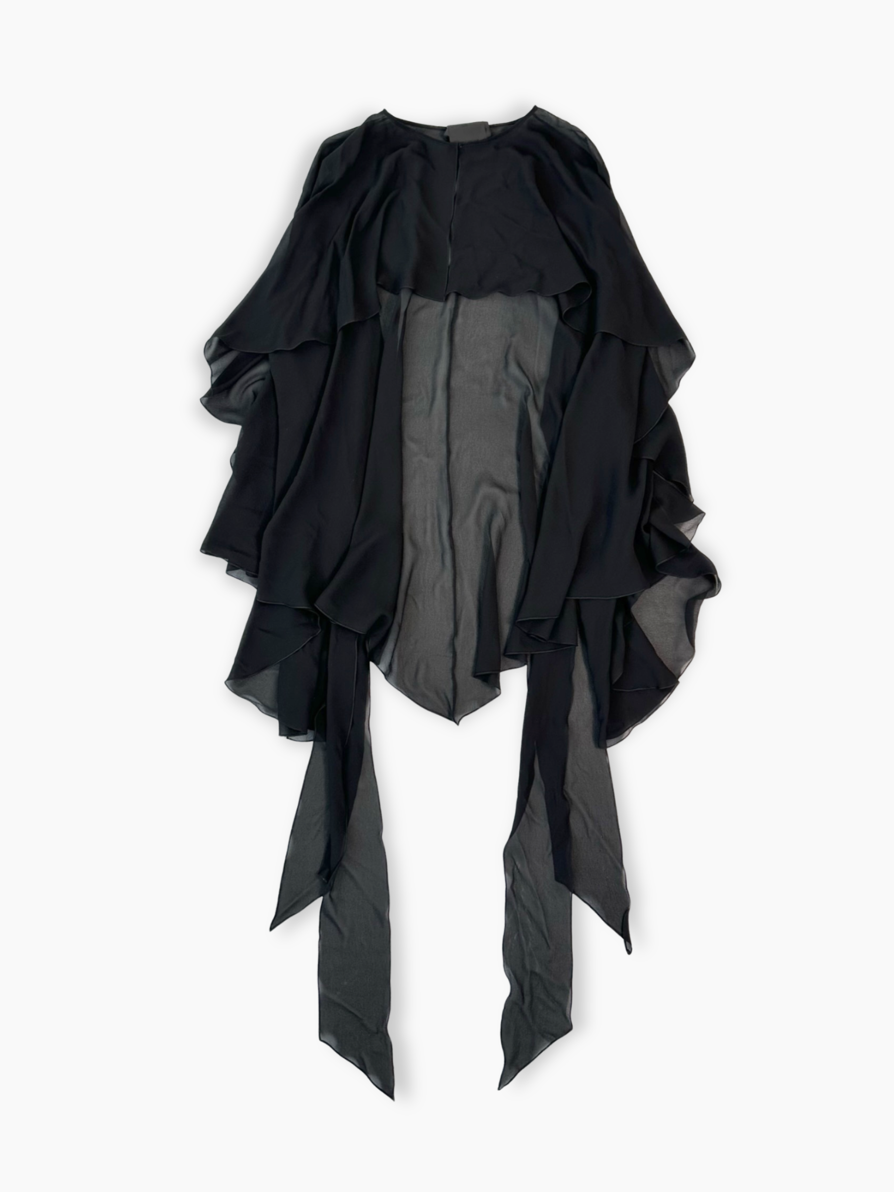 Dettaglio drappeggi in chiffon della camicia nera Givenchy