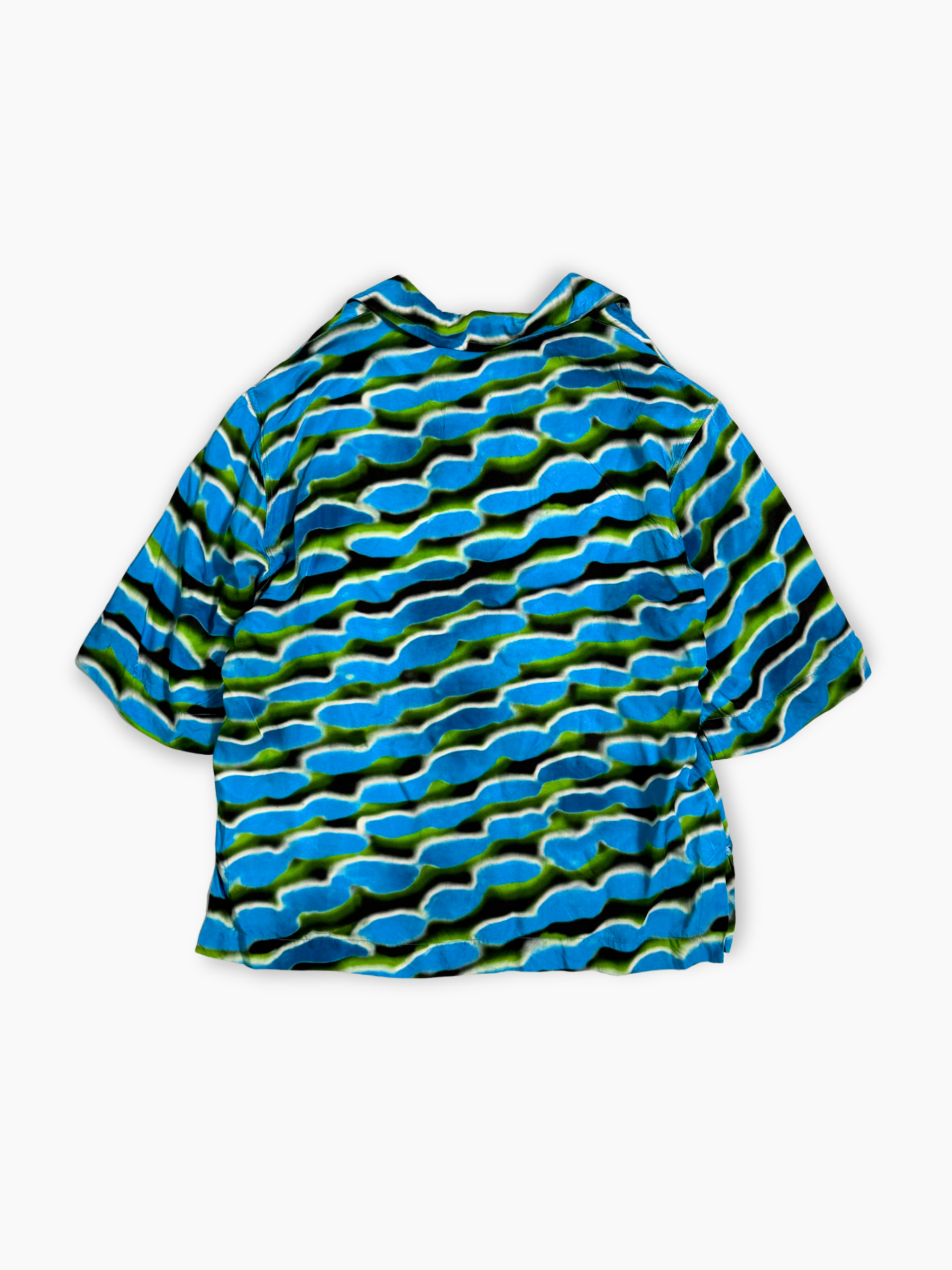 Dettaglio stampa onde azzurra, verde e nera della camicia