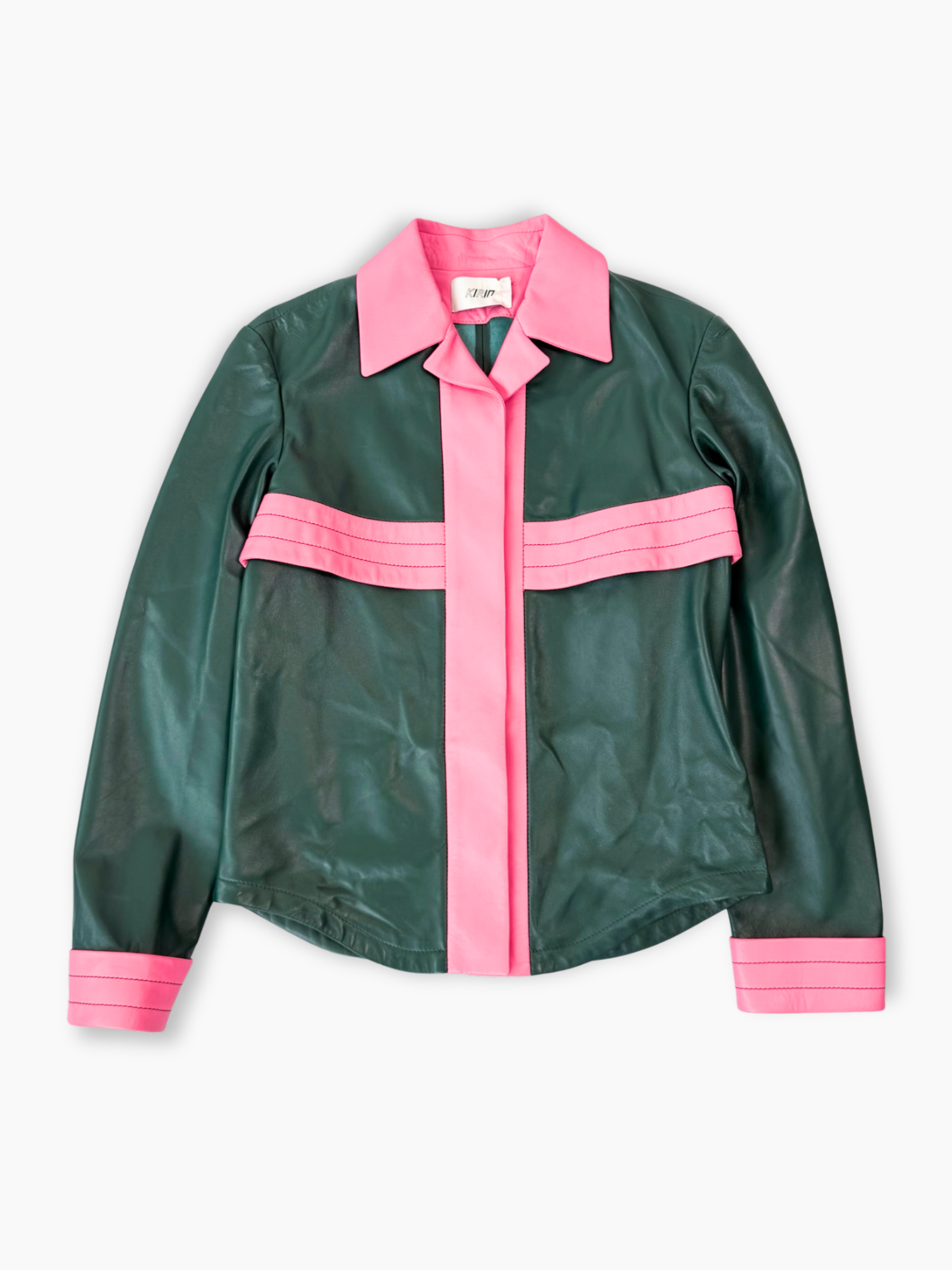 Camicia Kirin in pelle verde con dettagli rosa fluo e cuciture a vista