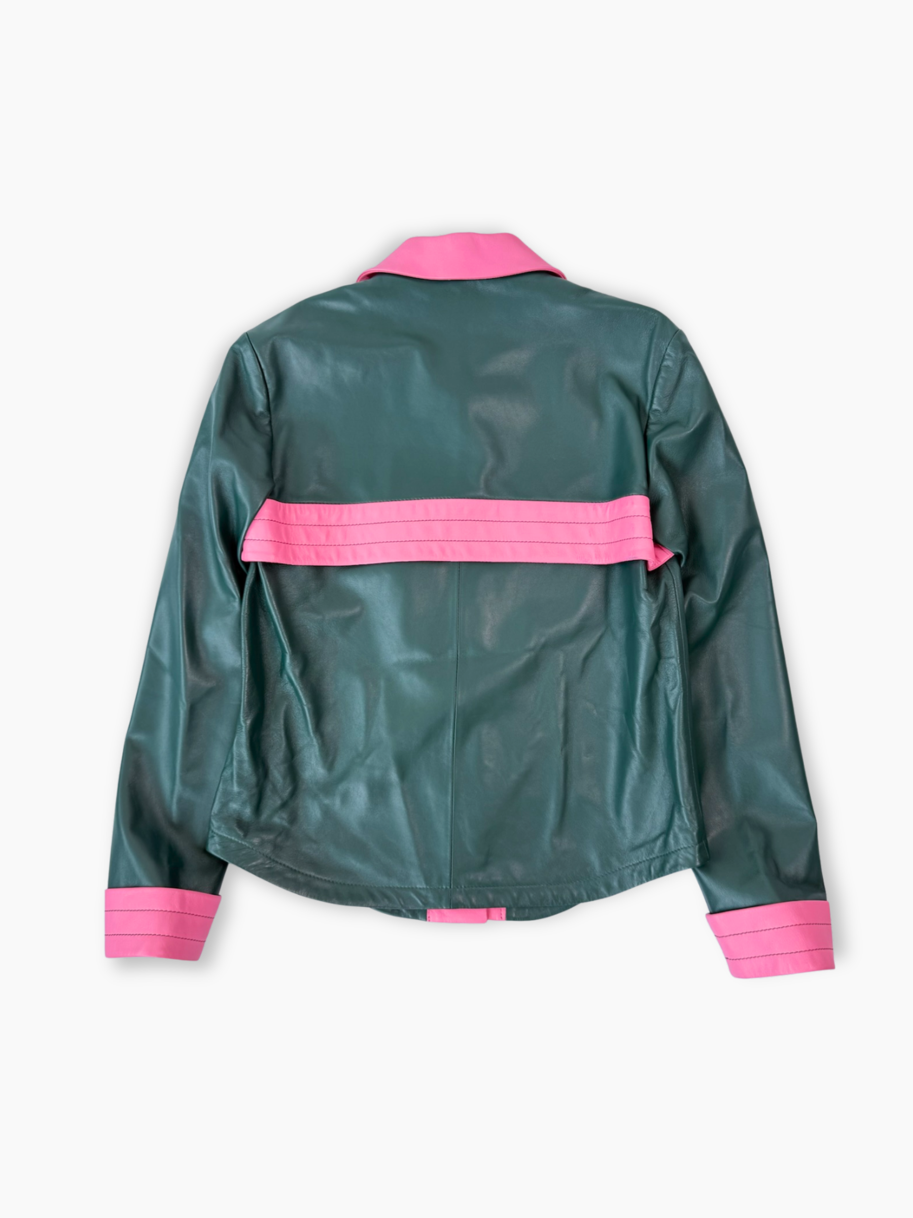 Camicia Kirin in pelle verde con dettagli rosa fluo e cuciture a vista