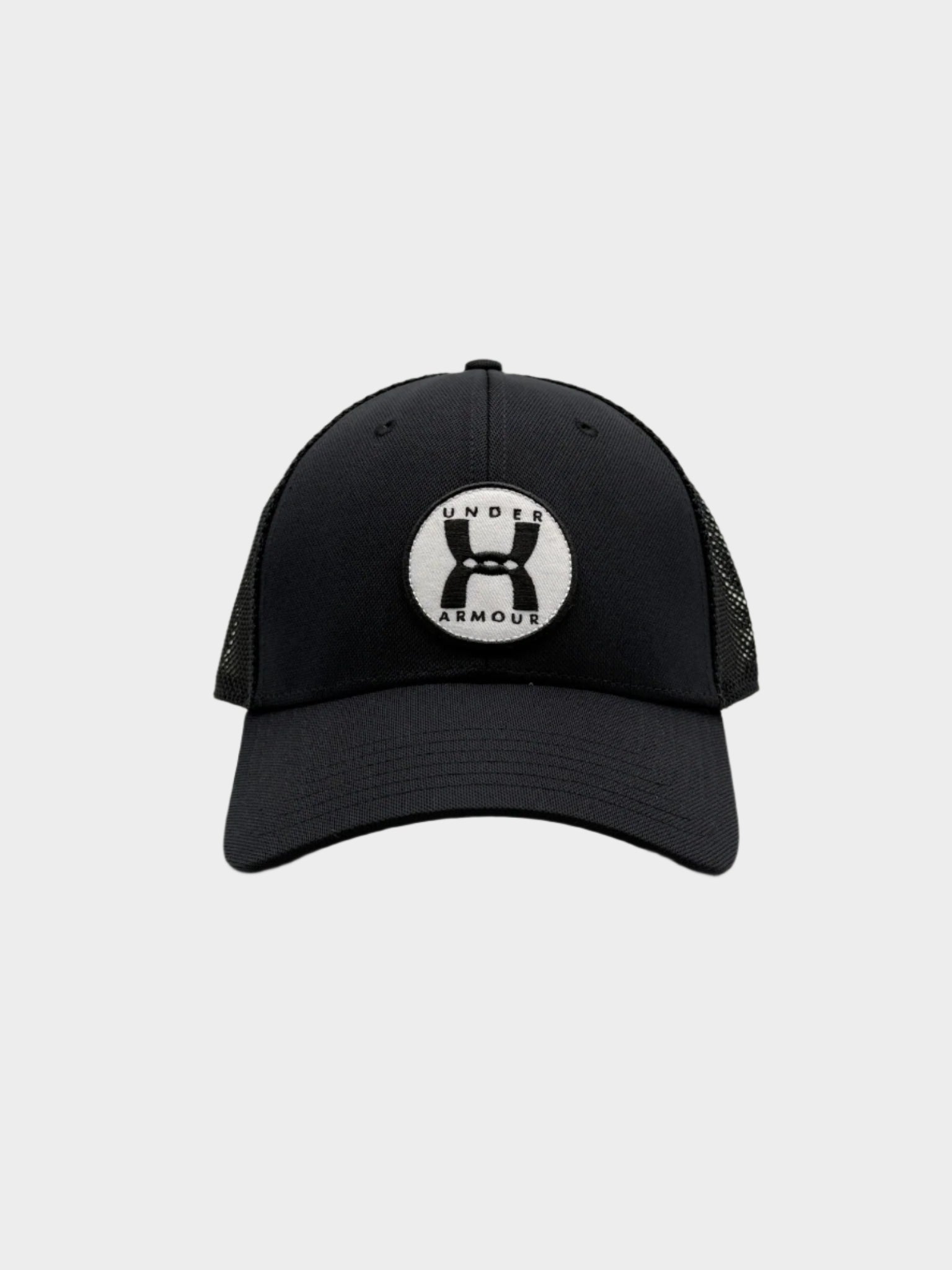 Cappellino trucker nero Under Armour con logo ricamato vista frontale

