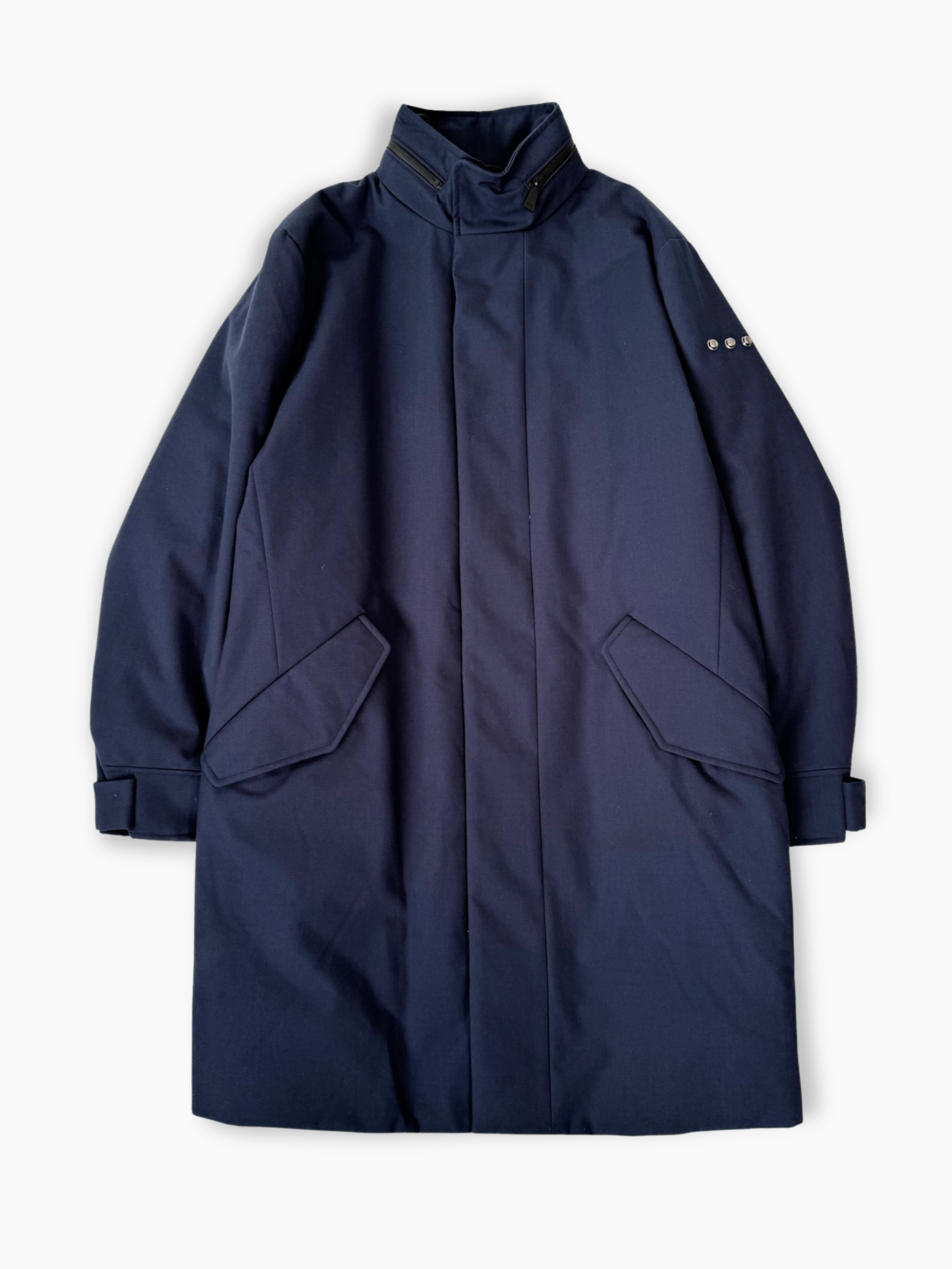 Cappotto lungo blu navy ADD con collo alto e dettagli metallici