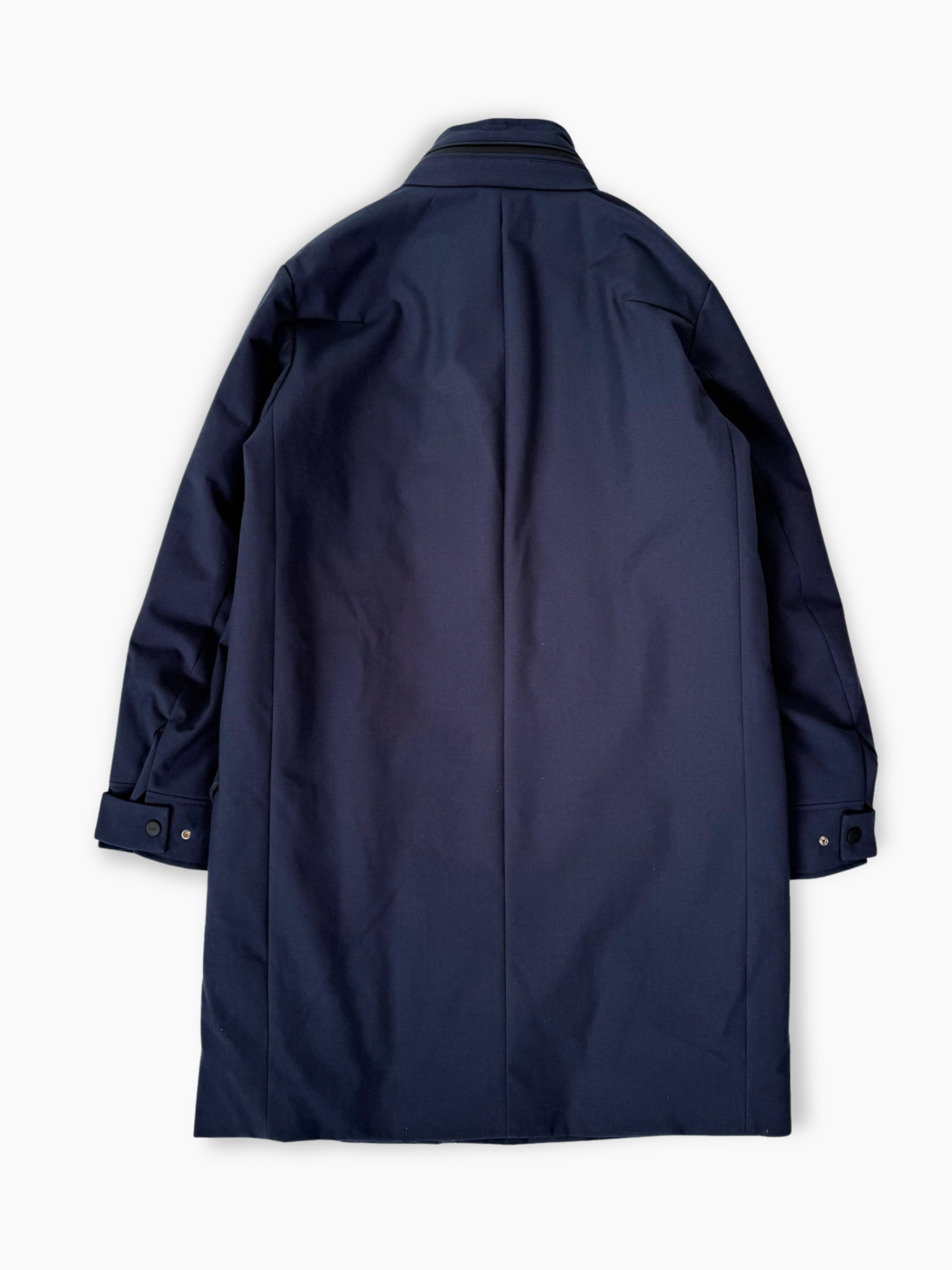 Cappotto lungo blu navy ADD con collo alto visto da dietro