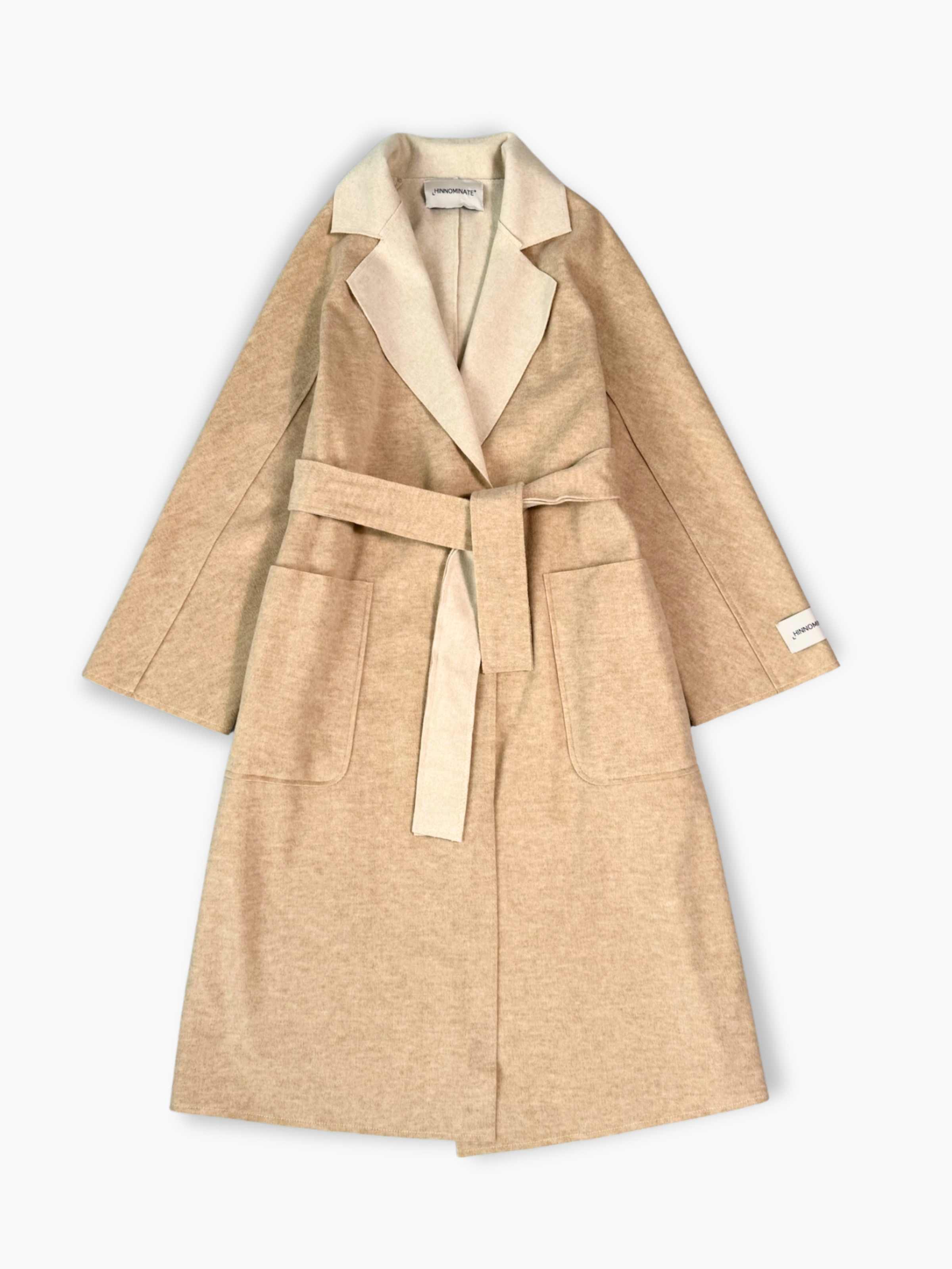 Cappotto beige Hinnominate con cintura e revers a lancia vista frontale