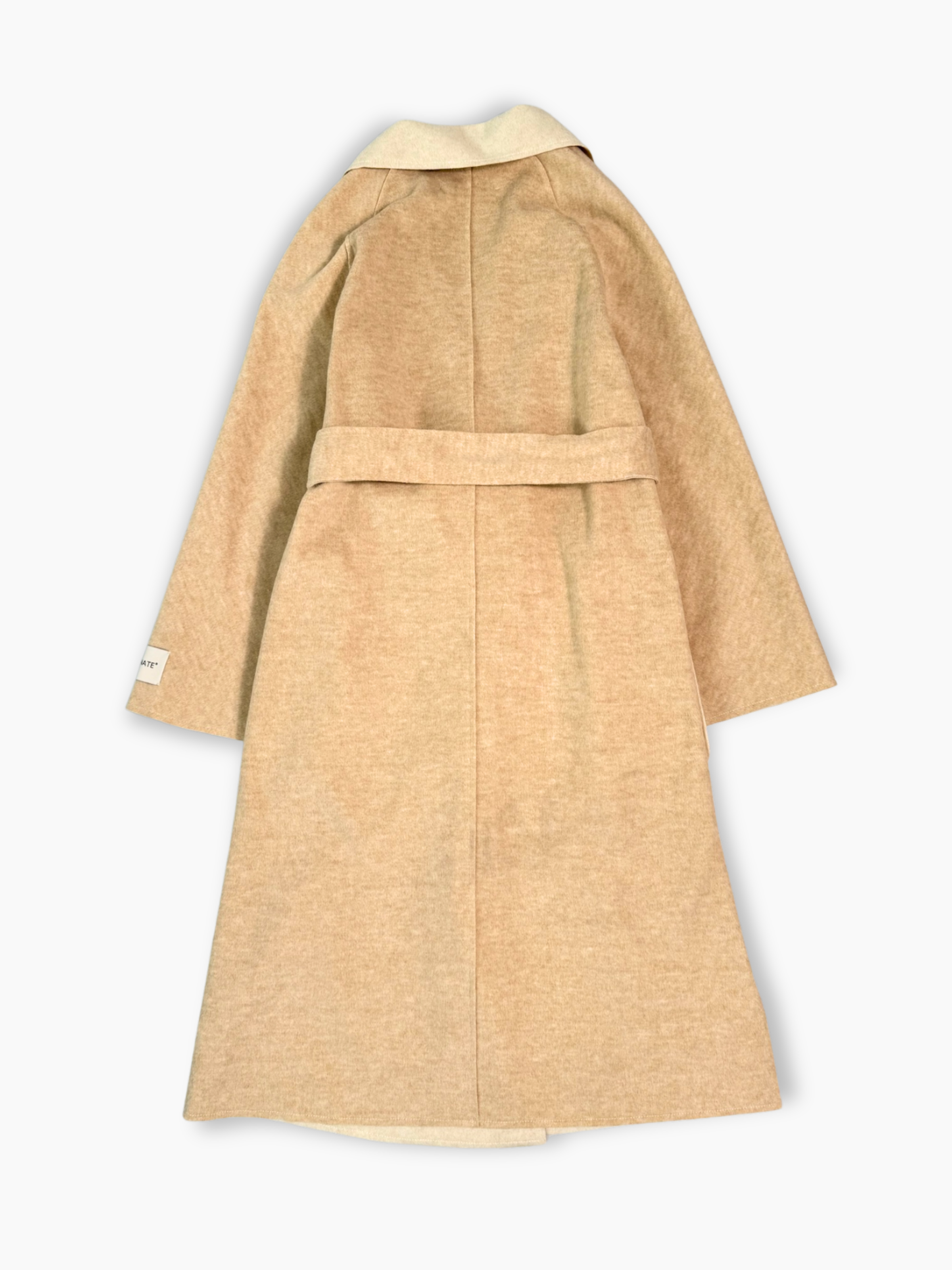 Cappotto beige Hinnominate con cintura e revers a lancia vista da dietro