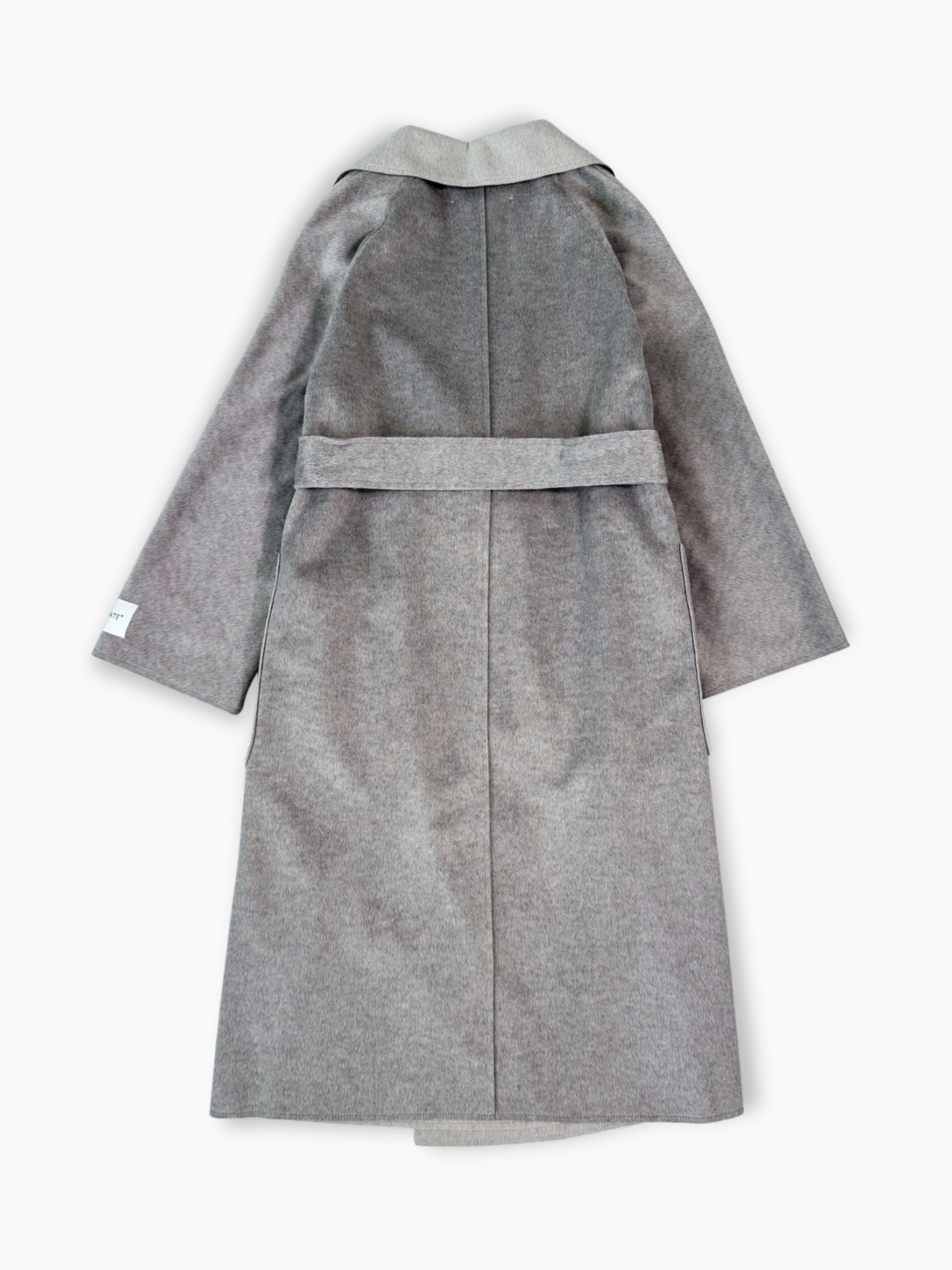 Cappotto grigio Hinnominate con cintura e revers a lancia visto da dietro