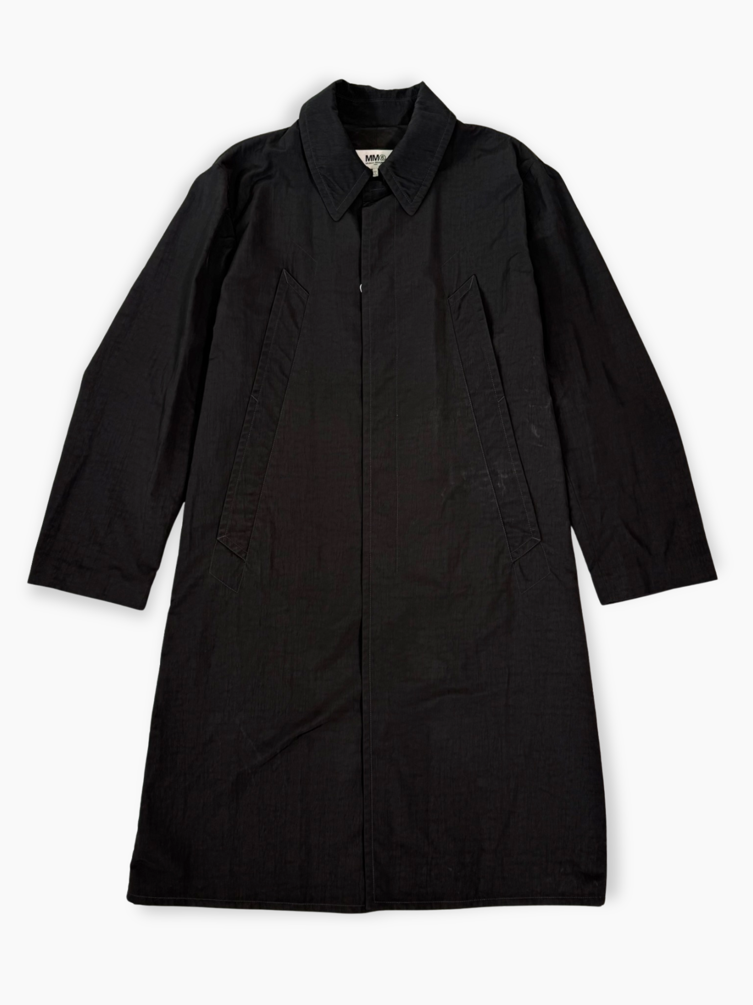 Cappotto nero Maison Margiela lungo in tessuto tecnico con chiusura nascosta