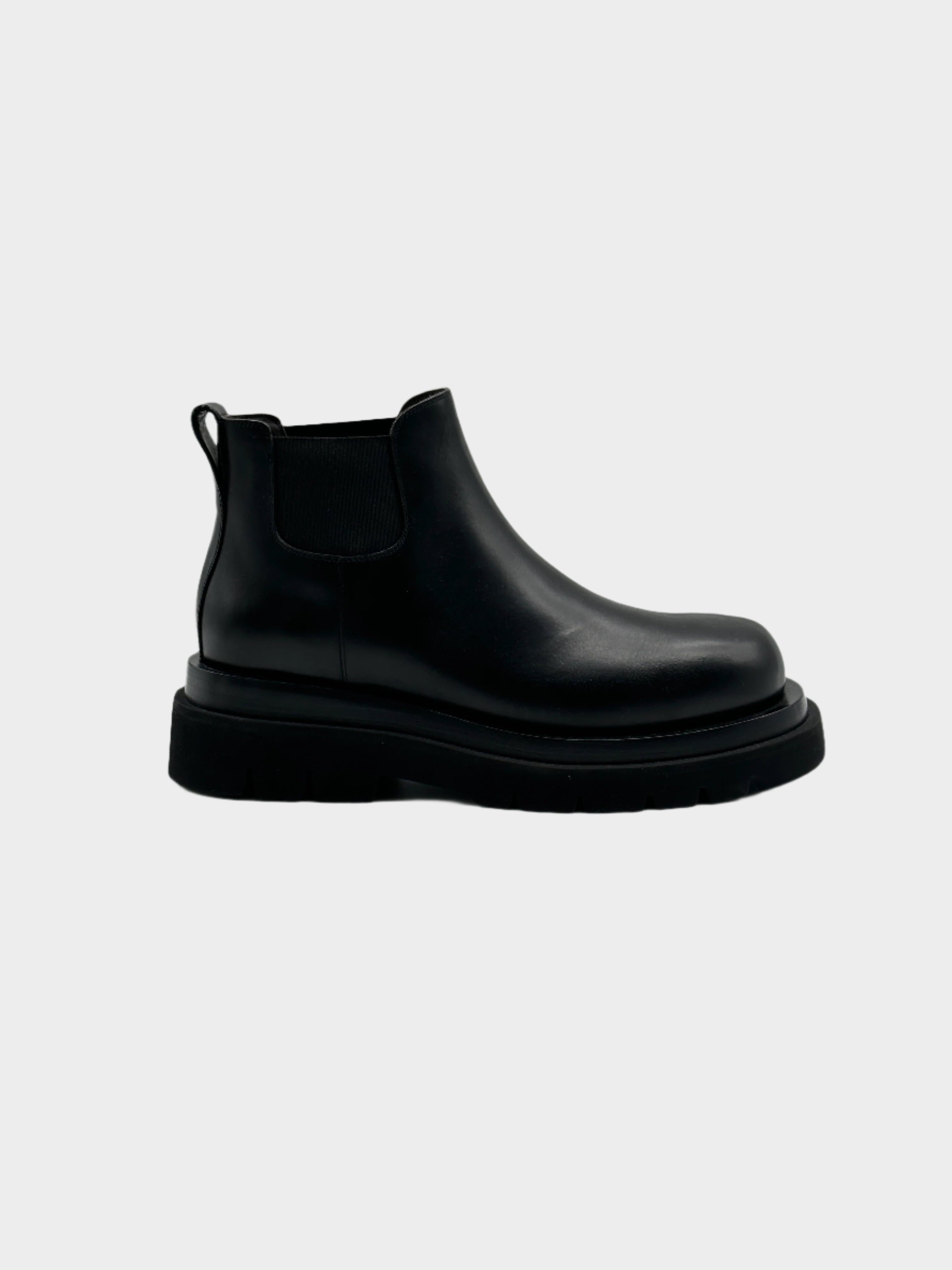 Chunky Ankle Boots con punta arrotondata, suola lug e elastico laterale. Comfort e stile urbano.