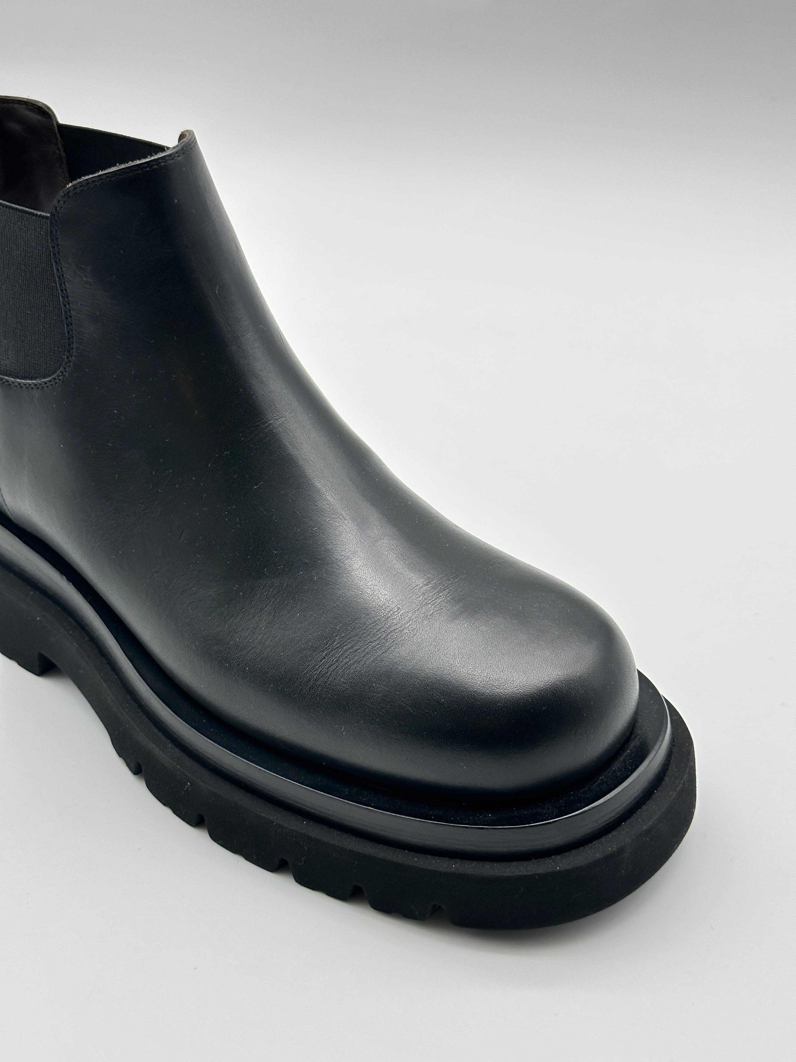 Chunky Ankle Boots con punta arrotondata, suola lug e elastico laterale. Comfort e stile urbano.