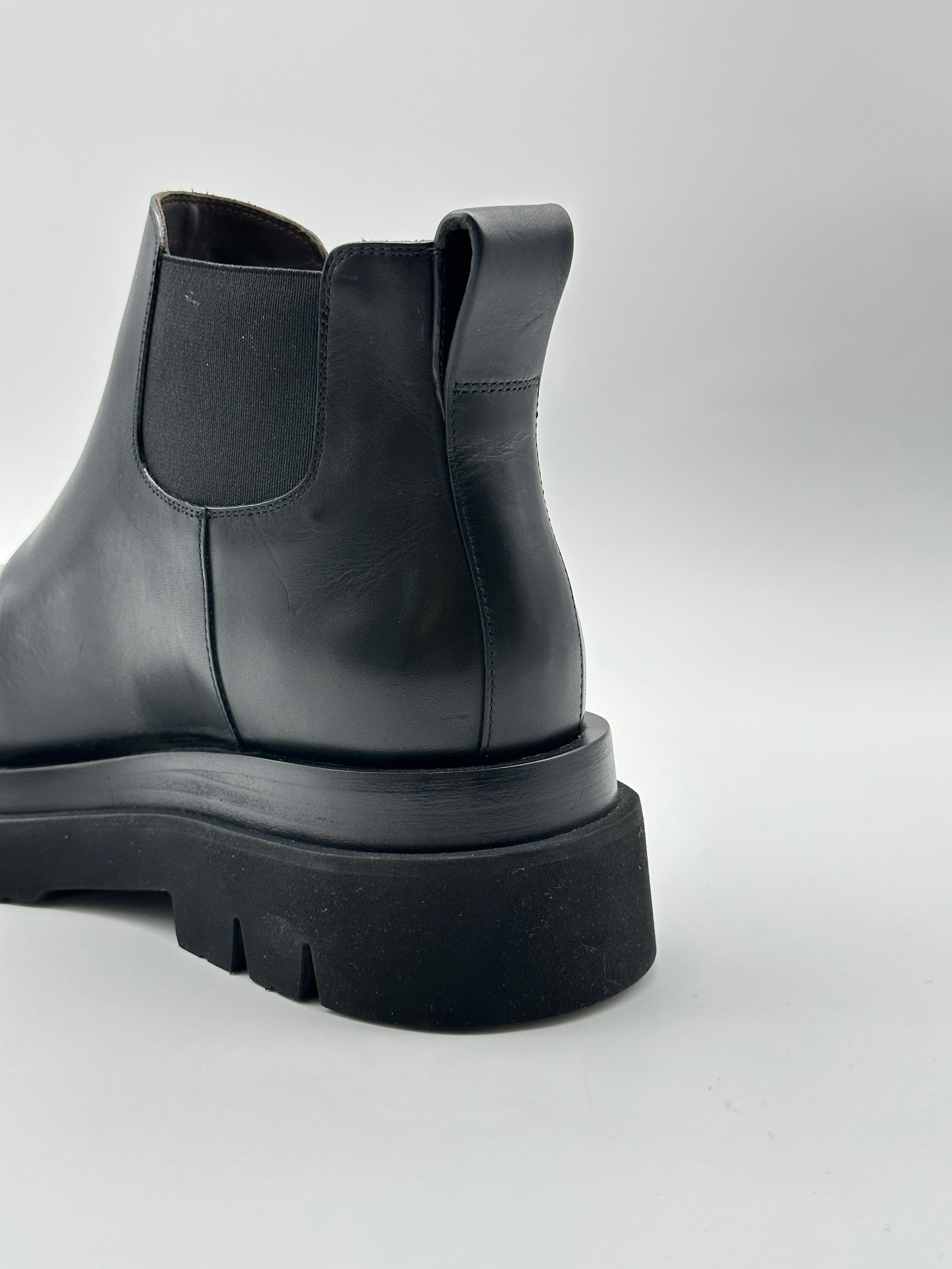 Chunky Ankle Boots con punta arrotondata, suola lug e elastico laterale. Comfort e stile urbano.