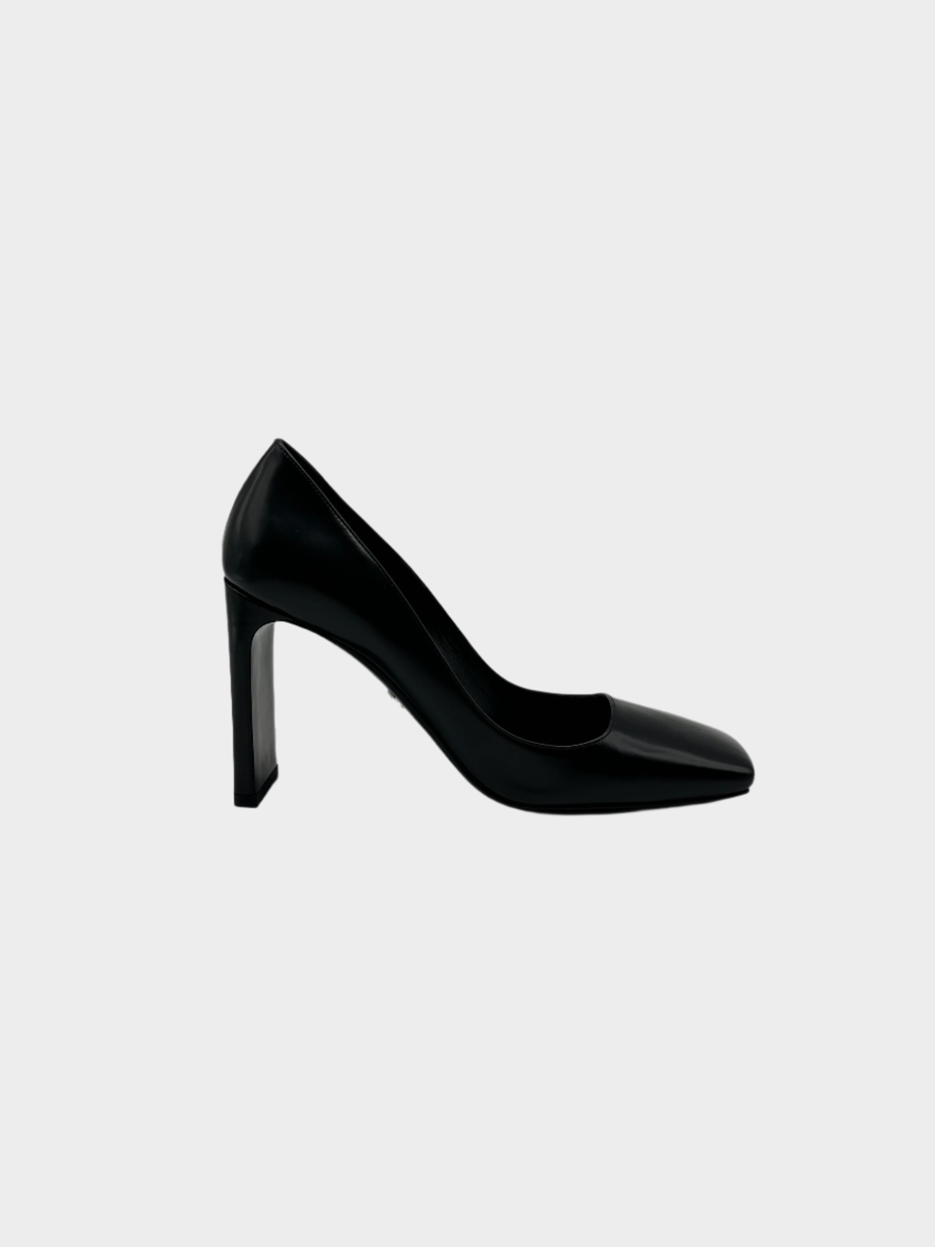 Décolleté Prada in pelle nera con tacco largo e punta affusolata