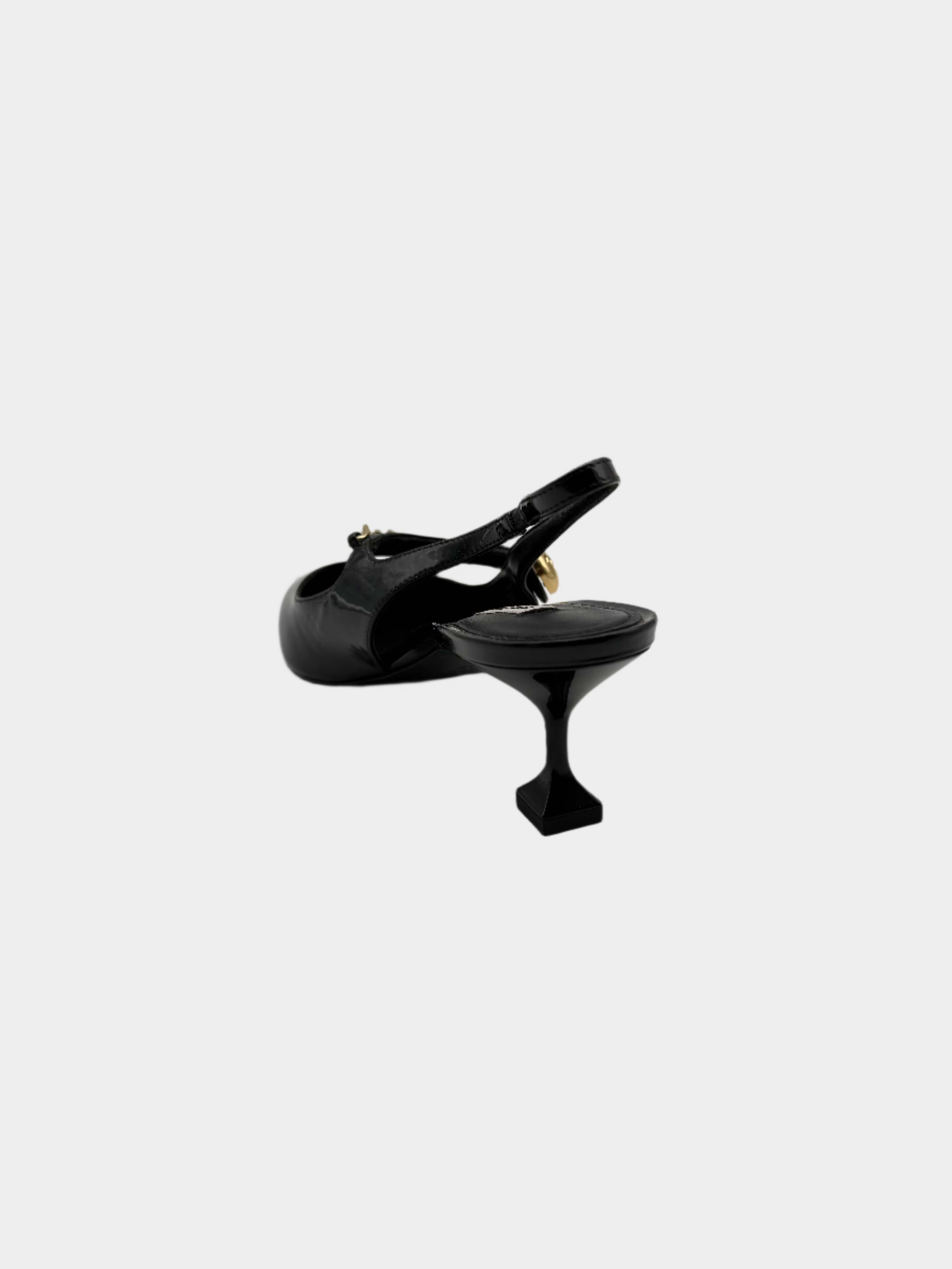 Décolleté slingback Miu Miu in vernice nera con punta affusolata e catena oro vista frontale