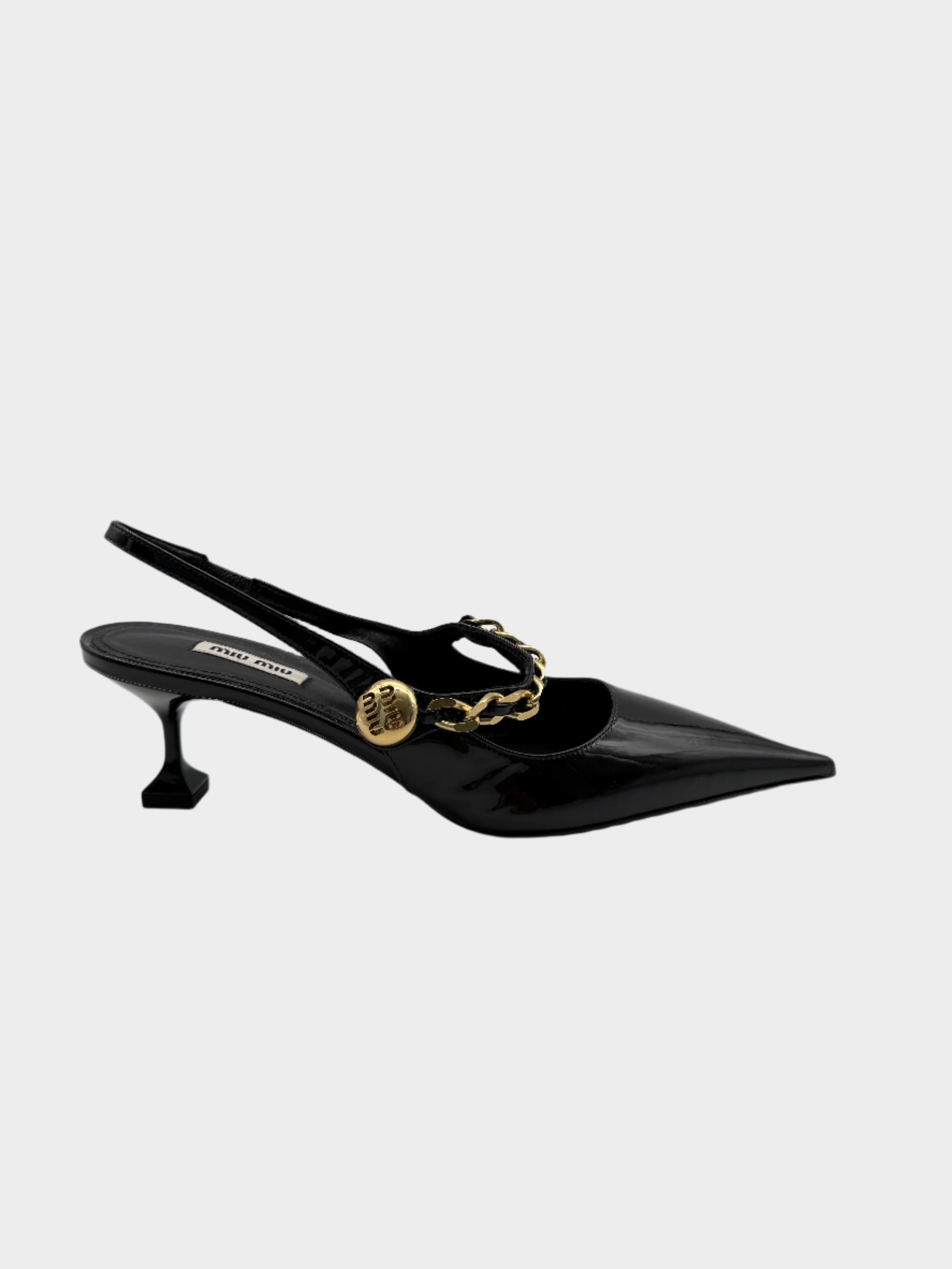 Décolleté slingback Miu Miu in vernice nera con catena decorativa oro vista laterale