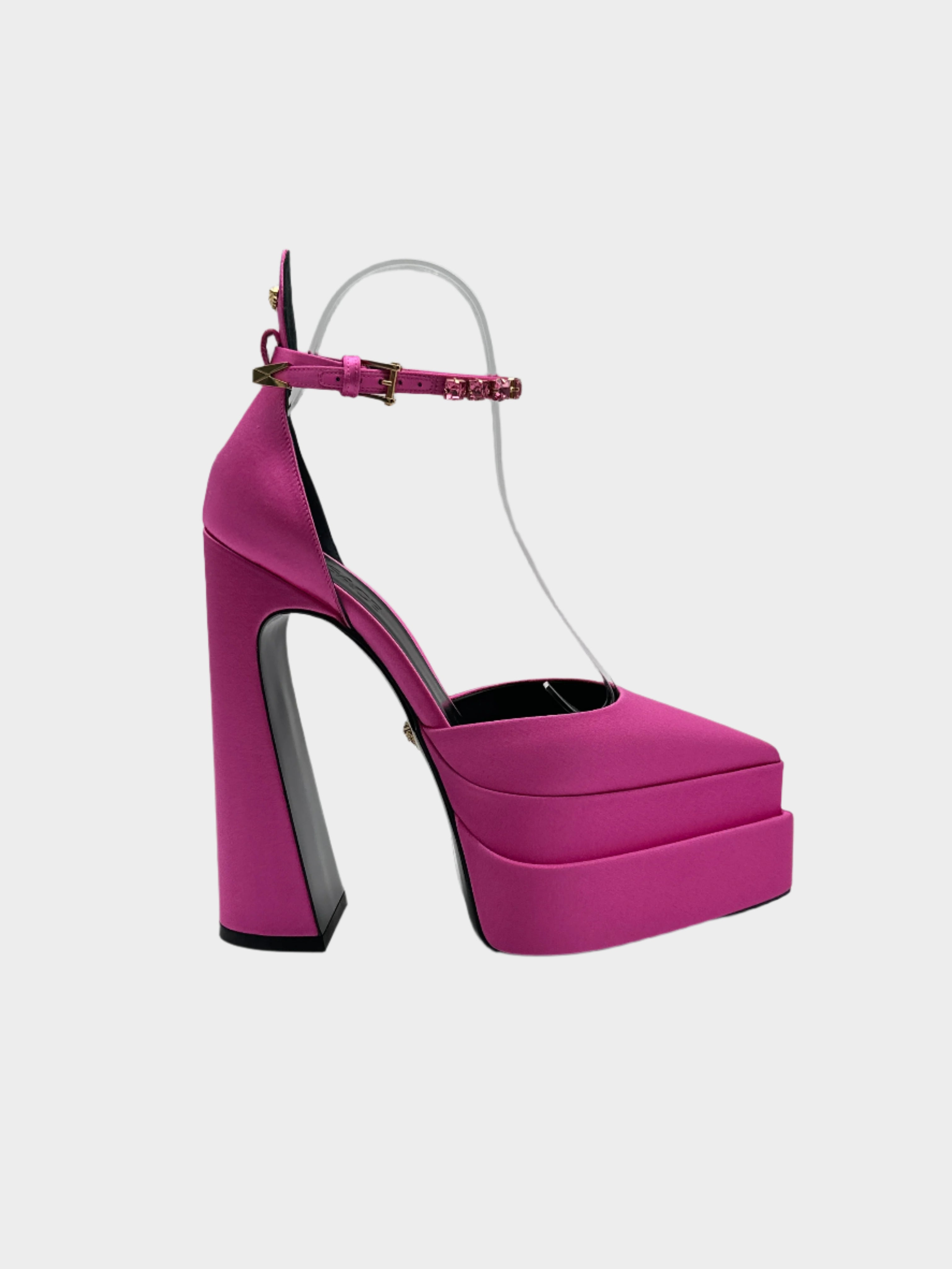 Décolleté Versace in raso rosa con plateau alto e cinturino gioiello